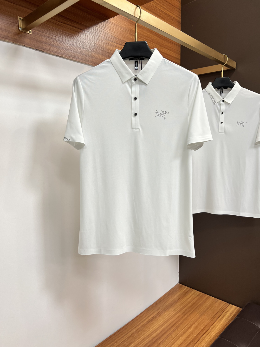 NO:776804,Archaeopteryx  The classic Polo collar design for spring and summer 2026, with simple single-breasted buttons, neat and smooth lines, cleverly modifying the neck line, showing an elegant gentleman's style. The exquisite brand logo on the left chest uses a seamless gluing process, which is delicate and smooth, showing a luxurious texture in a low-key manner, showing the brand's ingenuity and pursuit of quality in every detail. Selected high-quality fabrics, soft and smooth to the touch  It is smooth, breathable and comfortable to wear. Whether it is paired with casual trousers to attend business occasions to show professionalism or combined with jeans to create a daily look to create a relaxed and comfortable atmosphere, it can be perfectly adapted. ZJ helps you interpret various styles with a calm attitude and show your unique taste. Sizes M-4XL, arc'teryx, jeans,19860909始祖鸟 2026春夏经典的Polo领设计,搭配简洁的单排扣,线条利落流畅,巧妙修饰颈部线条,彰显优雅绅士格调.左胸处精致的品牌标识,采用无痕压胶工艺,细腻而平整,低调间流露奢华质感,于细微之处展现品牌匠心与品质追求.精选优质面料,触感柔软顺滑,透气性佳,穿着舒适自在.无论是搭配休闲西裤出席商务场合,展现专业干练；还是与牛仔裤组合打造日常造型,营造轻松惬意氛围,它都能完美适配,ZJ助你以从容姿态诠释多样风格,尽显独特品味.尺码M-4XL,arc'teryx,jeans,,Men's clothing