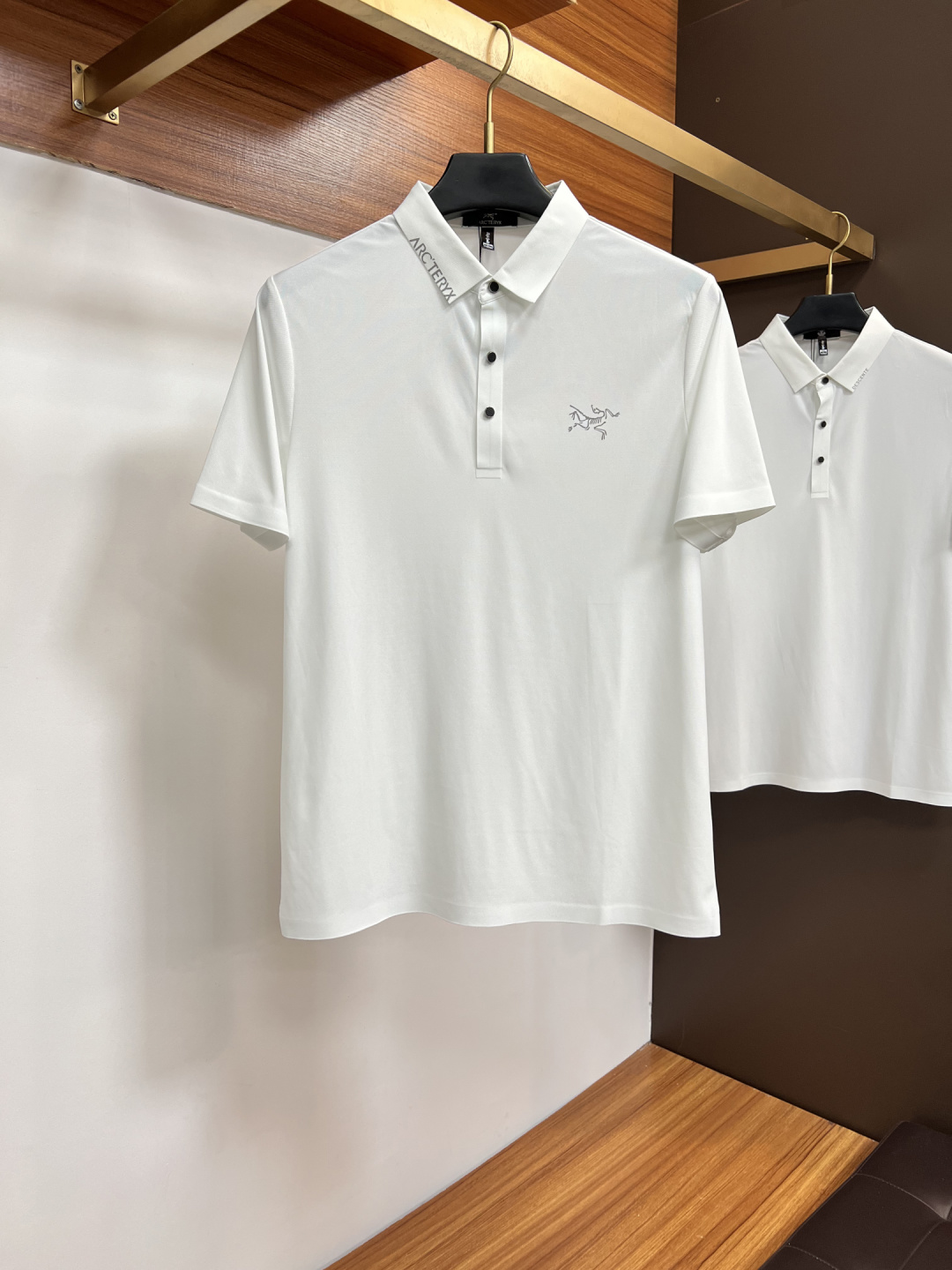 NO:776810,Archaeopteryx  The classic Polo collar design for spring and summer 2026, with simple single-breasted buttons, neat and smooth lines, cleverly modifying the neck line, showing an elegant gentleman's style. The exquisite brand logo on the left chest uses a seamless gluing process, which is delicate and smooth, showing a luxurious texture in a low-key manner, showing the brand's ingenuity and pursuit of quality in every detail. Selected high-quality fabrics, soft and smooth to the touch  It is smooth, breathable and comfortable to wear. Whether it is paired with casual trousers to attend business occasions to show professionalism or combined with jeans to create a daily look to create a relaxed and comfortable atmosphere, it can be perfectly adapted. ZJ helps you interpret various styles with a calm attitude and show your unique taste. Sizes M-4XL, arc'teryx, jeans,19860909始祖鸟 2026春夏经典的Polo领设计,搭配简洁的单排扣,线条利落流畅,巧妙修饰颈部线条,彰显优雅绅士格调.左胸处精致的品牌标识,采用无痕压胶工艺,细腻而平整,低调间流露奢华质感,于细微之处展现品牌匠心与品质追求.精选优质面料,触感柔软顺滑,透气性佳,穿着舒适自在.无论是搭配休闲西裤出席商务场合,展现专业干练；还是与牛仔裤组合打造日常造型,营造轻松惬意氛围,它都能完美适配,ZJ助你以从容姿态诠释多样风格,尽显独特品味.尺码M-4XL,arc'teryx,jeans,,Men's clothing