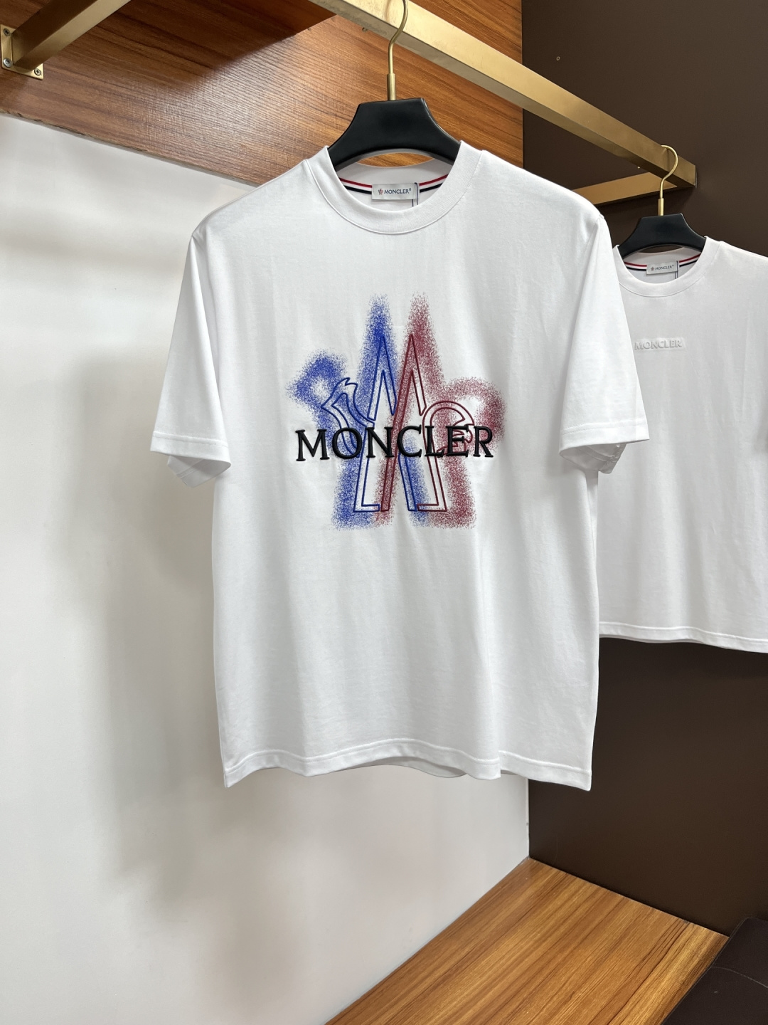 NO:774225,Mengkou is exclusively for summer new fashion and casual round neck short sleeves, high-density pure cotton fabrics, high-end dense needle embroidery, high-end European original T-shirts, trendy fashion casual half-sleeves, high breathability and comfort, impeccable details, brand element design concept, reflecting high quality. AJ presents casual tailoring, and the upper body shape is awesome!  Size M-3XL,,Moncler,T-shirt,tees,t-shirt,19860909蒙口 独家专供夏季新款时尚休闲圆领短袖,高密度纯棉面料,高级密针刺绣、高端欧版原单T恤,潮流时尚休闲半袖 透气舒适度高,细节无可挑剔,品牌元素设计理念,体现高品质.AJ呈现休闲裁剪,上身版型超赞！码数M-3XL,,Moncler,T-shirt,tees，t-shirt,,Men's clothing