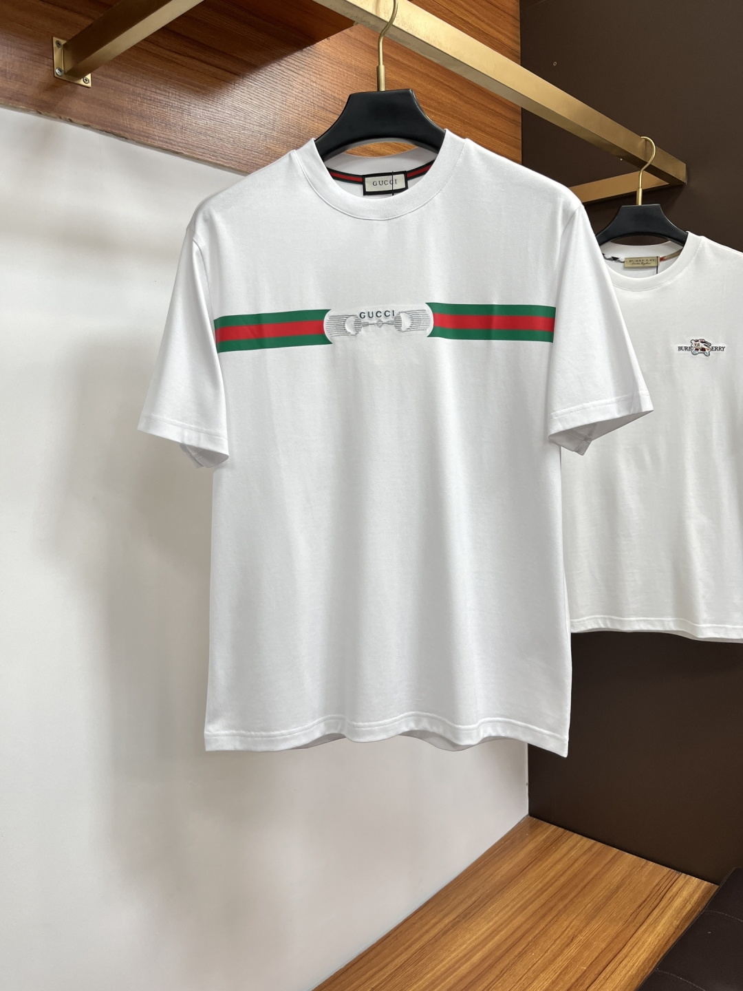 NO:774214,Gucci exclusively supplies new summer fashion and casual round neck short-sleeves, high-density pure cotton fabrics, advanced dense needle embroidery, high-end European original T-shirts, trendy fashion casual half-sleeves with high breathability and comfort, impeccable details, brand element design concept, reflecting high quality. AJ presents casual tailoring, and the upper body shape is awesome!  Size M-3XL,,T-shirt,tees,t-shirt,19860909古奇 独家专供夏季新款时尚休闲圆领短袖,高密度纯棉面料,高级密针刺绣、高端欧版原单T恤,潮流时尚休闲半袖 透气舒适度高,细节无可挑剔,品牌元素设计理念,体现高品质.AJ呈现休闲裁剪,上身版型超赞！码数M-3XL,,T-shirt,tees，t-shirt,,Men's clothing