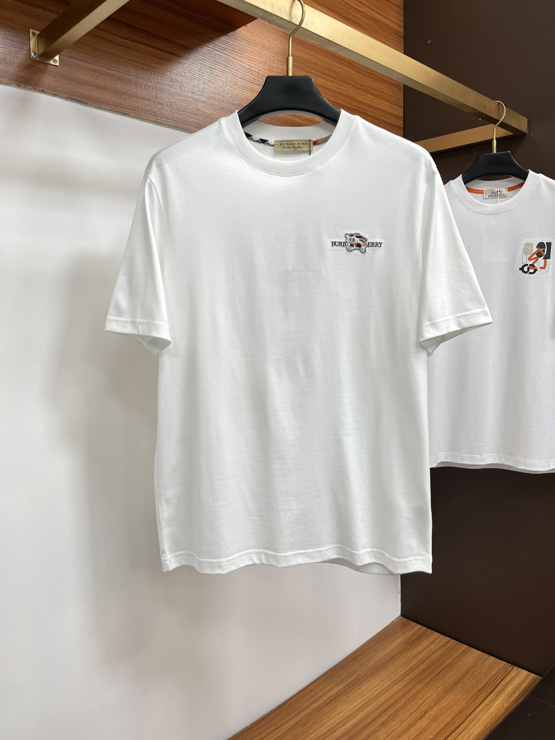 NO:774208,Burberry exclusively provides summer new fashion and casual round-neck short-sleeves, high-density cotton fabrics, advanced dense needle embroidery, high-end European original T-shirts, trendy fashion casual half-sleeves, high breathability and comfort, impeccable details, brand element design concept, reflecting high quality. AJ presents casual tailoring, and the upper body shape is awesome!  Size M-3XL,,burberry,T-shirt,tees,t-shirt,19860909巴宝莉 独家专供夏季新款时尚休闲圆领短袖,高密度纯棉面料,高级密针刺绣、高端欧版原单T恤,潮流时尚休闲半袖 透气舒适度高,细节无可挑剔,品牌元素设计理念,体现高品质.AJ呈现休闲裁剪,上身版型超赞！码数M-3XL,,burberry,T-shirt,tees，t-shirt,,Men's clothing