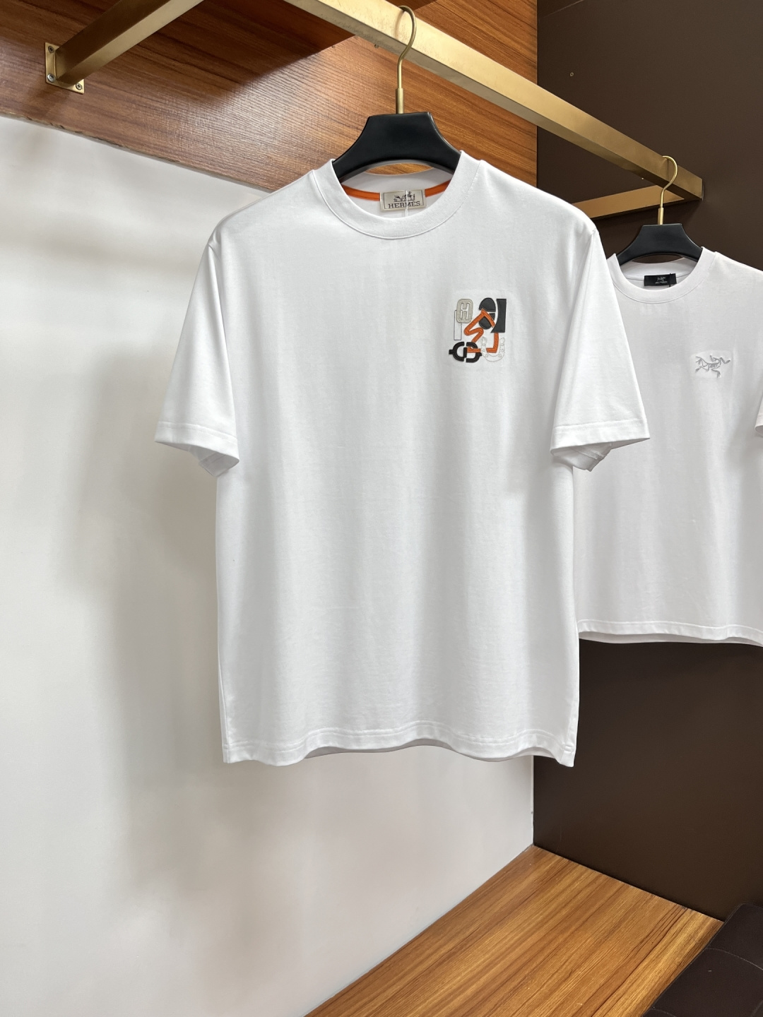 NO:774202,Hermès exclusively offers new summer fashion and casual round-neck short-sleeves, high-density pure cotton fabrics, advanced dense needle embroidery, high-end European original T-shirts, trendy fashion casual half-sleeves with high breathability and comfort, impeccable details, brand element design concept, reflecting high quality. AJ presents casual tailoring, and the upper body shape is awesome!  Size M-3XL,,hermes,T-shirt,tees,t-shirt,19860909爱马仕 独家专供夏季新款时尚休闲圆领短袖,高密度纯棉面料,高级密针刺绣、高端欧版原单T恤,潮流时尚休闲半袖 透气舒适度高,细节无可挑剔,品牌元素设计理念,体现高品质.AJ呈现休闲裁剪,上身版型超赞！码数M-3XL,,hermes,T-shirt,tees，t-shirt,,Men's clothing