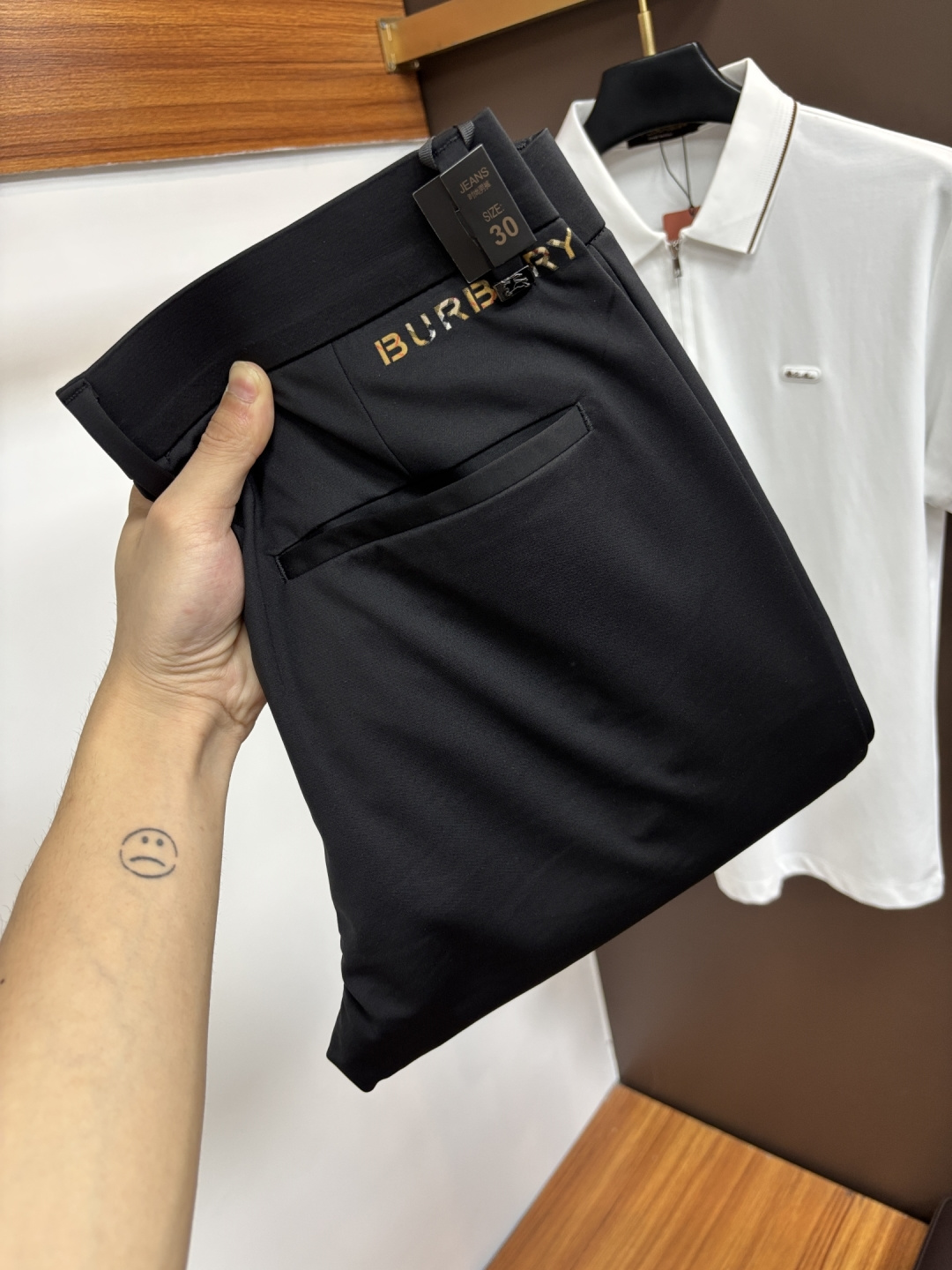 NO:776811,Burberry's new 2026ss summer counter products are on the market at the same time. High-quality fashion casual pants made from original orders. Super versatile. Exclusively customized - imported high-end cotton fabrics, with a delicate and soft feel, comfortable close-fitting, and a super stylish upper body! The latest hardware accessories from the original custom-made counter. Super beautiful shape, the upper body shows slender legs, and the lining and wiring are impeccable. It can be attended to any occasion. L35 once again emphasizes that the fabric is very, very high-grade! Code number 29-38,,burberry,19860909巴宝莉 2026ss夏季专柜新品同步上市.原单订制高品质时尚休闲裤.超级百搭款.独家定制-进口高端绵面料,手感细腻柔软,贴身舒适,上身超有型！原版定制专柜最新五金辅料.超靓版型、上身显腿修长,內里,走线都无可挑剔,任何场合都可出席,L35 再次强调面料非常非常显档次！码数29-38,,burberry,,Men's clothing