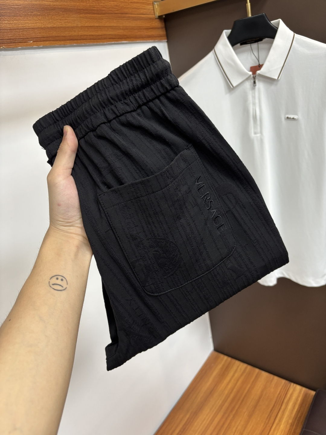 NO:862919,Versace's new 2026ss summer counter products are on the market at the same time. High-quality fashionable casual pants made from original orders. Super versatile. Exclusively customized - imported high-end cotton fabrics, with a delicate and soft feel, comfortable close-fitting, and a super stylish upper body! The latest hardware accessories from the original custom-made counter. Super beautiful shape, the upper body shows slender legs, and the lining and wiring are impeccable. It can be attended to any occasion. L35 once again emphasizes that the fabric is very, very high-grade! Code number 29-38,,versace,19860909范思哲 2026ss夏季专柜新品同步上市.原单订制高品质时尚休闲裤.超级百搭款.独家定制-进口高端绵面料,手感细腻柔软,贴身舒适,上身超有型！原版定制专柜最新五金辅料.超靓版型、上身显腿修长,內里,走线都无可挑剔,任何场合都可出席,L35 再次强调面料非常非常显档次！码数29-38,,versace,,Men's clothing