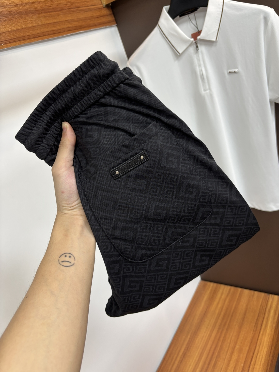 NO:862929,Givenchy's new 2026ss summer counter products are on the market at the same time. High-quality fashionable casual pants made from original orders. Super versatile. Exclusively customized - imported high-end cotton fabrics, with a delicate and soft feel, comfortable close-fitting, and a super stylish upper body! The latest hardware accessories from the original custom-made counter. Super beautiful shape, the upper body shows slender legs, and the lining and wiring are impeccable. It can be attended to any occasion. L35 once again emphasizes that the fabric is very, very high-grade! Code number 29-38,,givenchy,19860909纪梵希 2026ss夏季专柜新品同步上市.原单订制高品质时尚休闲裤.超级百搭款.独家定制-进口高端绵面料,手感细腻柔软,贴身舒适,上身超有型！原版定制专柜最新五金辅料.超靓版型、上身显腿修长,內里,走线都无可挑剔,任何场合都可出席,L35 再次强调面料非常非常显档次！码数29-38,,givenchy,,Men's clothing