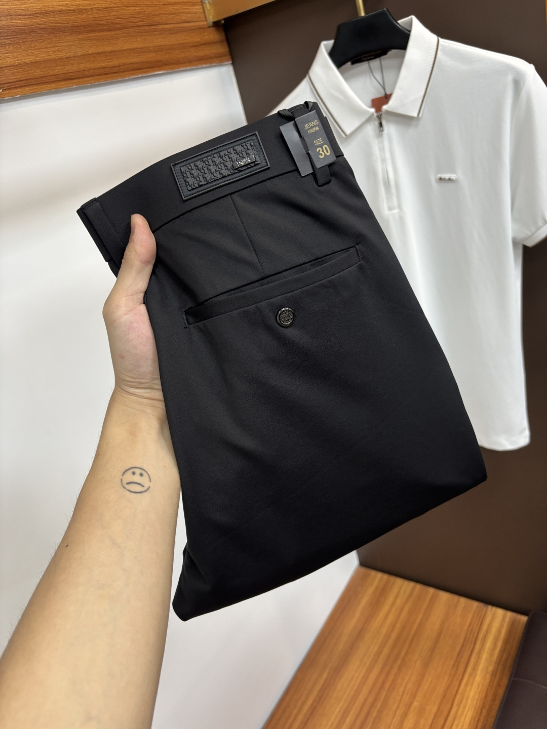 NO:862936,Dior's new 2026ss summer counter products are on the market at the same time. High-quality fashionable casual pants made from original orders. Super versatile. Exclusively customized - imported high-end cotton fabrics, with a delicate and soft feel, comfortable close-fitting, and a super stylish upper body! The latest hardware accessories from the original custom-made counter. Super beautiful shape, the upper body shows slender legs, and the lining and wiring are impeccable. It can be attended to any occasion. L35 once again emphasizes that the fabric is very, very high-grade! Code number 29-38,,dior,19860909迪奥 2026ss夏季专柜新品同步上市.原单订制高品质时尚休闲裤.超级百搭款.独家定制-进口高端绵面料,手感细腻柔软,贴身舒适,上身超有型！原版定制专柜最新五金辅料.超靓版型、上身显腿修长,內里,走线都无可挑剔,任何场合都可出席,L35 再次强调面料非常非常显档次！码数29-38,,dior,,Men's clothing