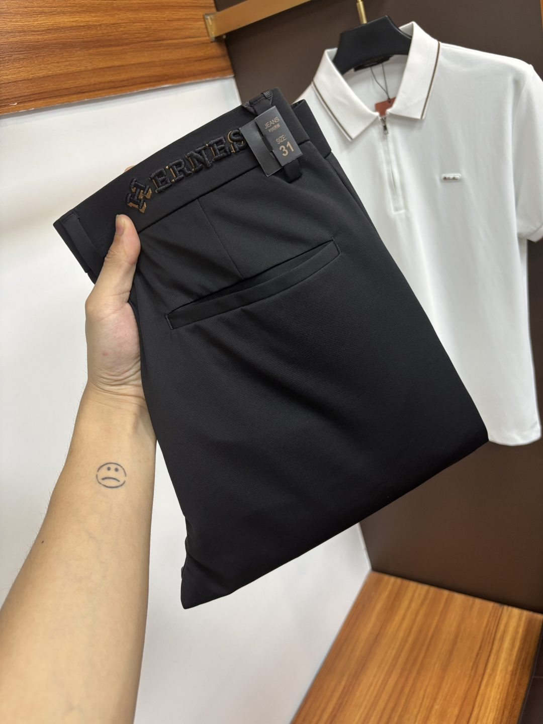 NO:918306,Hermès 2026ss new summer counter products are launched simultaneously. Original order-made high-quality fashionable casual pants. Super versatile. Exclusively customized-imported high-end cotton fabric, with a delicate and soft feel, comfortable fit, and a super stylish upper body! The latest hardware accessories from the original custom-made counter. Super beautiful shape, the upper body shows slender legs, and the lining and wiring are impeccable. It can be attended to any occasion. L35 once again emphasizes that the fabric is very, very high-grade! Code number 29-38,,hermes,19860909爱马仕 2026ss夏季专柜新品同步上市.原单订制高品质时尚休闲裤.超级百搭款.独家定制-进口高端绵面料,手感细腻柔软,贴身舒适,上身超有型！原版定制专柜最新五金辅料.超靓版型、上身显腿修长,內里,走线都无可挑剔,任何场合都可出席,L35 再次强调面料非常非常显档次！码数29-38,,hermes,,Men's clothing