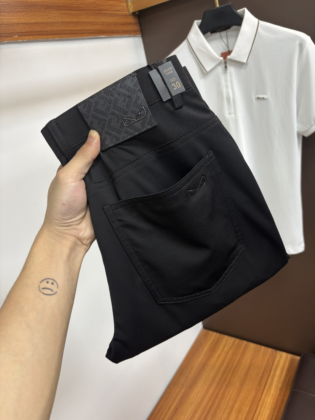 NO:918308,Fendi's new 2026ss summer counter products are on the market simultaneously. High-quality fashionable casual pants made from original orders. Super versatile. Exclusively customized - imported high-end cotton fabrics, with a delicate and soft feel, comfortable close-fitting, and a super stylish upper body! The latest hardware accessories from the original custom-made counter. Super beautiful shape, the upper body shows slender legs, and the lining and wiring are impeccable. It can be attended to any occasion. L35 once again emphasizes that the fabric is very, very high-grade! Code number 29-38,,fendi,19860909芬迪 2026ss夏季专柜新品同步上市.原单订制高品质时尚休闲裤.超级百搭款.独家定制-进口高端绵面料,手感细腻柔软,贴身舒适,上身超有型！原版定制专柜最新五金辅料.超靓版型、上身显腿修长,內里,走线都无可挑剔,任何场合都可出席,L35 再次强调面料非常非常显档次！码数29-38,,fendi,,Men's clothing
