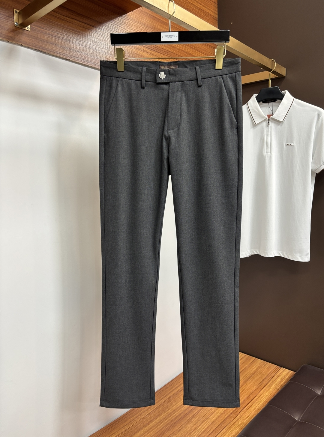 NO:934626,Nuoyou Panya's 2026 spring and summer original men's casual trousers, products from trading company channels, produced by high-end OEM, perfect appearance, officially announced model wear items, responsible for the ace-level hits every season, just like a classic textbook!  A pair of pants with a strong B-family aesthetic tone. It is dominated by fabrics and quality, and continues the essence of normalized design. The label elements are perfectly embedded, which is a distinctive feature of identity and is quite recognizable!  Customized imported Italian original fabrics and tailoring designs!  The texture of the fabric is first-class, the stiffness and muscle feel are excellent, the cutting is neat and neat, and the upper body effect is excellent!  It can be matched with any top in the wardrobe and has wide compatibility. LWS is suitable for business, commuting and leisure. It is satisfied with various daily outfits and has a full upper body style!  Size 30-40,,19860909诺悠翩雅 2026春夏原单男士休闲西裤,贸易公司渠道货,高端代工出品,品相完美如斯,官宣模特穿搭单品,每一季的王牌级爆款担当,俨然属于经典招牌教科书般存在！极具B家美学基调的一款裤子,以面料和品质为主导,延续了常态化的设计精髓,标签化元素完美嵌入,属于身份的特色彰显,辨识度颇为鲜明！客供进口意大利原版面料剪裁设计！面料质地一流,挺刮度与筋骨感极好,干练利落的裁剪,上身效果极好！可横扫衣橱任何的上装搭配,兼容性广泛,LWS 商务通勤休闲兼备,满足于日常各种穿搭,上身型款十足！ 尺码30-40,,,Men's clothing