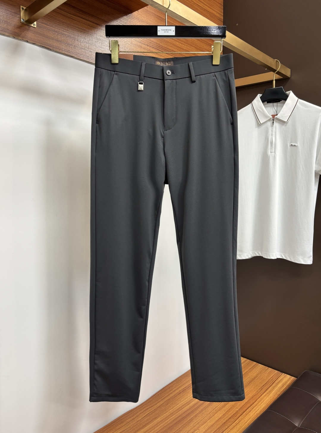 NO:934616,Nuoyou Panya's 2026 spring and summer original men's casual trousers, products from trading company channels, produced by high-end OEM, perfect appearance, officially announced model wear items, responsible for the ace-level hits every season, just like a classic textbook!  A pair of pants with a strong B-family aesthetic tone. It is dominated by fabrics and quality, and continues the essence of normalized design. The label elements are perfectly embedded, which is a distinctive feature of identity and is quite recognizable!  Customized imported Italian original fabrics and tailoring designs!  The texture of the fabric is first-class, the stiffness and muscle feel are excellent, the cutting is neat and neat, and the upper body effect is excellent!  It can be matched with any top in the wardrobe and has wide compatibility. LWS is suitable for business, commuting and leisure. It is satisfied with various daily outfits and has a full upper body style!  Size 30-40,,19860909诺悠翩雅 2026春夏原单男士休闲西裤,贸易公司渠道货,高端代工出品,品相完美如斯,官宣模特穿搭单品,每一季的王牌级爆款担当,俨然属于经典招牌教科书般存在！极具B家美学基调的一款裤子,以面料和品质为主导,延续了常态化的设计精髓,标签化元素完美嵌入,属于身份的特色彰显,辨识度颇为鲜明！客供进口意大利原版面料剪裁设计！面料质地一流,挺刮度与筋骨感极好,干练利落的裁剪,上身效果极好！可横扫衣橱任何的上装搭配,兼容性广泛,LWS 商务通勤休闲兼备,满足于日常各种穿搭,上身型款十足！ 尺码30-40,,,Men's clothing