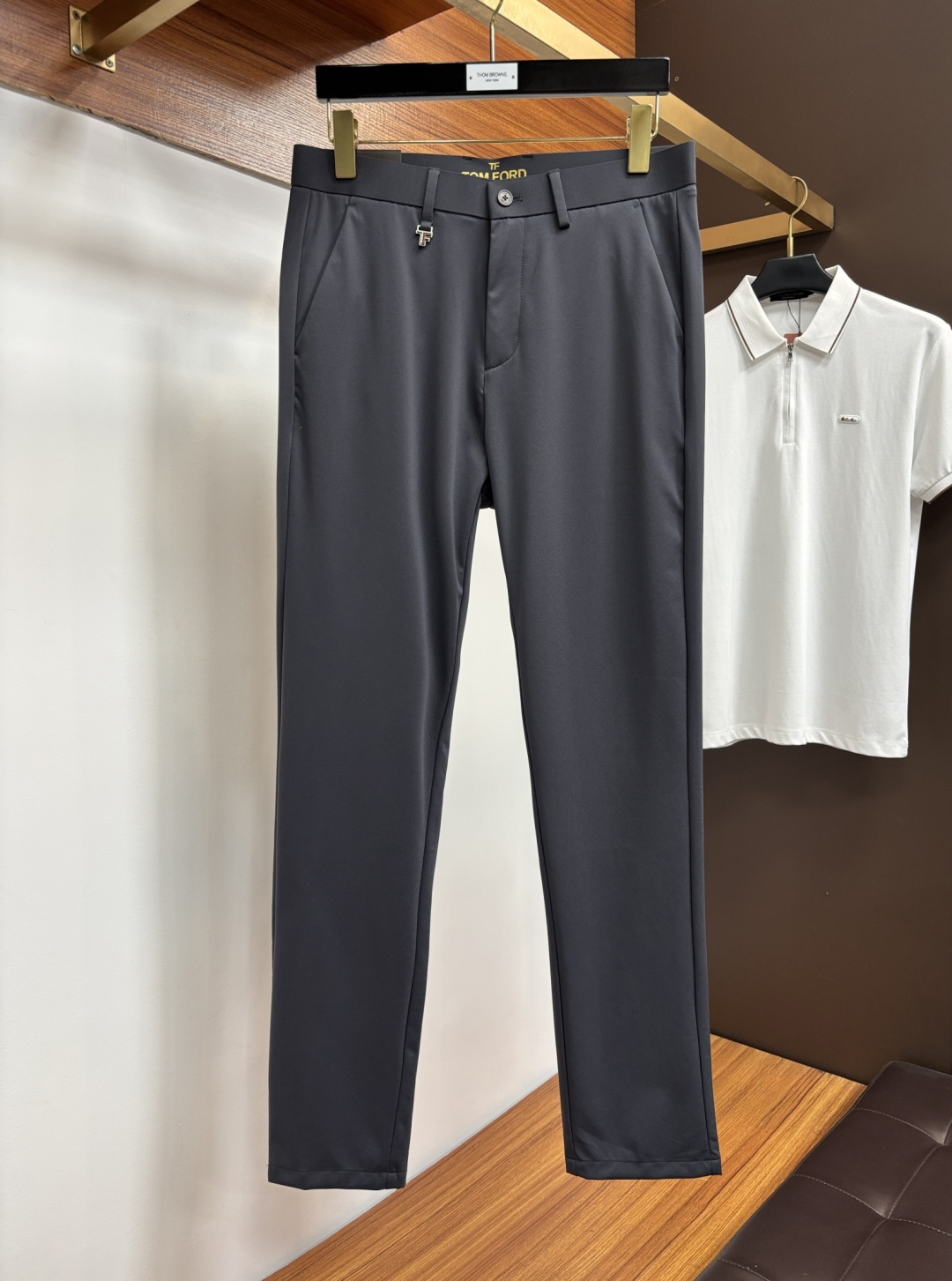 NO:927308,Tom Ford's 2026 spring and summer original men's casual trousers, sold through trading company channels, produced by high-end OEMs, in perfect condition, officially announced as models to wear, and responsible for the top hits of each season, just like a classic textbook!  A pair of pants with a strong B-family aesthetic tone. It is dominated by fabrics and quality, and continues the essence of normalized design. The label elements are perfectly embedded, which is a distinctive feature of identity and is quite recognizable!  Customized imported Italian original fabrics and tailoring designs!  The texture of the fabric is first-class, the stiffness and muscle feel are excellent, the cutting is neat and neat, and the upper body effect is excellent!  It can be matched with any top in the wardrobe and has wide compatibility. LWS is suitable for business, commuting and leisure. It is satisfied with various daily outfits and has a full upper body style!  Size 30-40,,19860909汤姆福特 2026春夏原单男士休闲西裤,贸易公司渠道货,高端代工出品,品相完美如斯,官宣模特穿搭单品,每一季的王牌级爆款担当,俨然属于经典招牌教科书般存在！极具B家美学基调的一款裤子,以面料和品质为主导,延续了常态化的设计精髓,标签化元素完美嵌入,属于身份的特色彰显,辨识度颇为鲜明！客供进口意大利原版面料剪裁设计！面料质地一流,挺刮度与筋骨感极好,干练利落的裁剪,上身效果极好！可横扫衣橱任何的上装搭配,兼容性广泛,LWS 商务通勤休闲兼备,满足于日常各种穿搭,上身型款十足！ 尺码30-40,,,Men's clothing