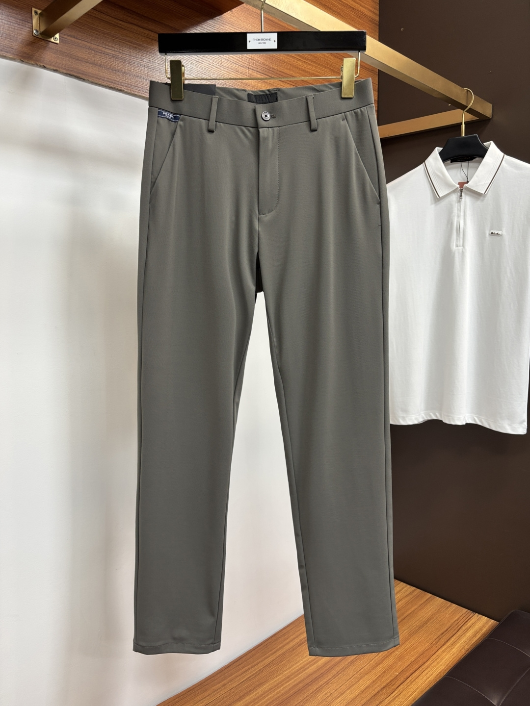 NO:905842,Prada's 2026 spring and summer original men's casual trousers, sold through trading company channels, produced by high-end OEMs, in perfect condition, officially announced as models to wear, and responsible for the top hits of each season, just like a classic textbook!  A pair of pants with a strong B-family aesthetic tone. It is dominated by fabrics and quality, and continues the essence of normalized design. The label elements are perfectly embedded, which is a distinctive feature of identity and is quite recognizable!  Customized imported Italian original fabrics and tailoring designs!  The texture of the fabric is first-class, the stiffness and muscle feel are excellent, the cutting is neat and neat, and the upper body effect is excellent!  It can be matched with any top in the wardrobe and has wide compatibility. LWS is suitable for business, commuting and leisure. It is satisfied with various daily outfits and has a full upper body style!  Size 30-40,,prada,19860909普拉达 2026春夏原单男士休闲西裤,贸易公司渠道货,高端代工出品,品相完美如斯,官宣模特穿搭单品,每一季的王牌级爆款担当,俨然属于经典招牌教科书般存在！极具B家美学基调的一款裤子,以面料和品质为主导,延续了常态化的设计精髓,标签化元素完美嵌入,属于身份的特色彰显,辨识度颇为鲜明！客供进口意大利原版面料剪裁设计！面料质地一流,挺刮度与筋骨感极好,干练利落的裁剪,上身效果极好！可横扫衣橱任何的上装搭配,兼容性广泛,LWS 商务通勤休闲兼备,满足于日常各种穿搭,上身型款十足！ 尺码30-40,,prada,,Men's clothing
