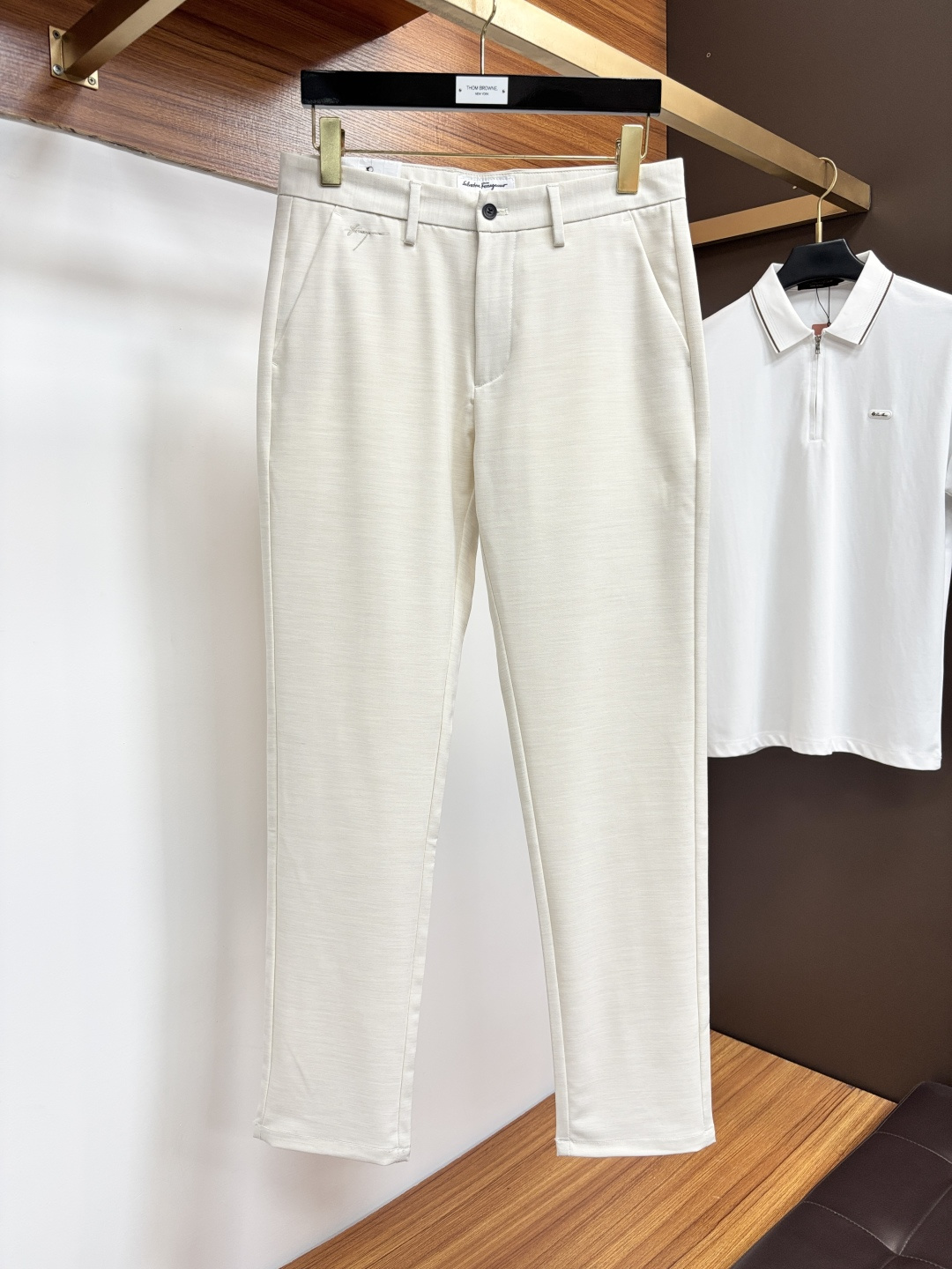 NO:905850,Ferragamo's 2026 spring and summer original men's casual trousers, sold through trading company channels, produced by high-end OEMs, in perfect condition, officially announced as models to wear, and responsible for the ace-level hits every season, just like a classic textbook!  A pair of pants with a strong B-family aesthetic tone. It is dominated by fabrics and quality, and continues the essence of normalized design. The label elements are perfectly embedded, which is a distinctive feature of identity and is quite recognizable!  Customized imported Italian original fabrics and tailoring designs!  The texture of the fabric is first-class, the stiffness and muscle feel are excellent, the cutting is neat and neat, and the upper body effect is excellent!  It can be matched with any top in the wardrobe and has wide compatibility. LWS is suitable for business, commuting and leisure. It is satisfied with various daily outfits and has a full upper body style!  Size 30-40,,ferragamo,19860909菲拉格慕 2026春夏原单男士休闲西裤,贸易公司渠道货,高端代工出品,品相完美如斯,官宣模特穿搭单品,每一季的王牌级爆款担当,俨然属于经典招牌教科书般存在！极具B家美学基调的一款裤子,以面料和品质为主导,延续了常态化的设计精髓,标签化元素完美嵌入,属于身份的特色彰显,辨识度颇为鲜明！客供进口意大利原版面料剪裁设计！面料质地一流,挺刮度与筋骨感极好,干练利落的裁剪,上身效果极好！可横扫衣橱任何的上装搭配,兼容性广泛,LWS 商务通勤休闲兼备,满足于日常各种穿搭,上身型款十足！ 尺码30-40,,ferragamo,,Men's clothing