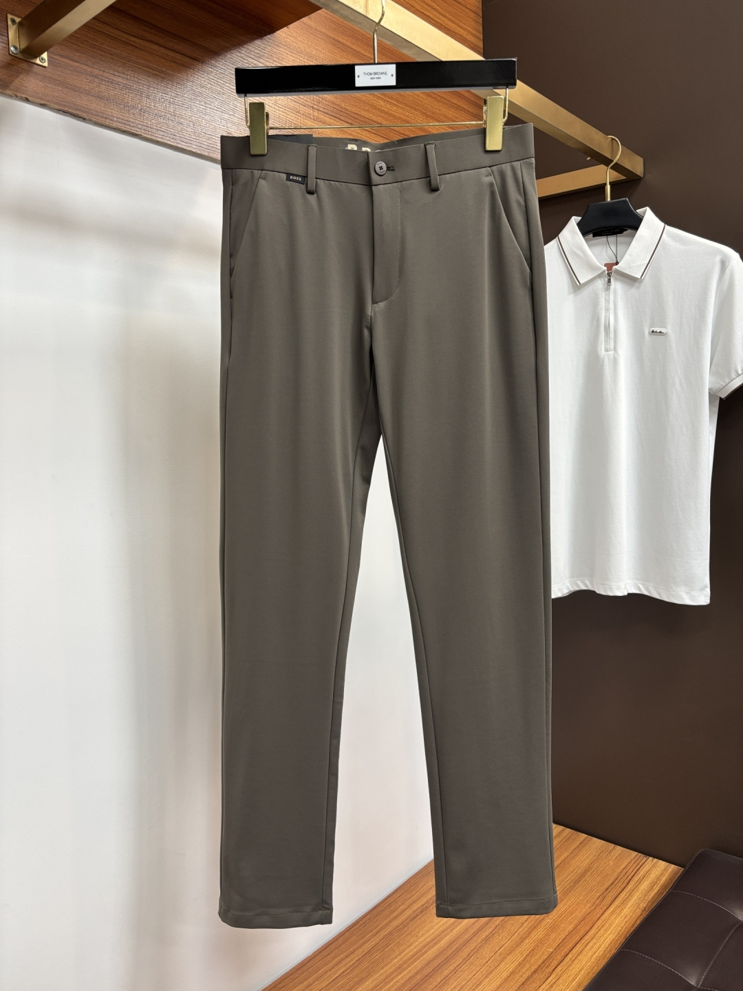 NO:927297,BOSS 2026 spring and summer original men's casual trousers, sold through trading company channels, produced by high-end OEM, in perfect condition, worn by official model models, responsible for the top hits of each season, just like a classic textbook!  A pair of pants with a strong B-family aesthetic tone. It is dominated by fabrics and quality, and continues the essence of normalized design. The label elements are perfectly embedded, which is a distinctive feature of identity and is quite recognizable!  Customized imported Italian original fabrics and tailoring designs!  The texture of the fabric is first-class, the stiffness and muscle feel are excellent, the cutting is neat and neat, and the upper body effect is excellent!  It can be matched with any top in the wardrobe and has wide compatibility. LWS is suitable for business, commuting and leisure. It is satisfied with various daily outfits and has a full upper body style!  Size 30-40,,19860909BOSS 2026春夏原单男士休闲西裤,贸易公司渠道货,高端代工出品,品相完美如斯,官宣模特穿搭单品,每一季的王牌级爆款担当,俨然属于经典招牌教科书般存在！极具B家美学基调的一款裤子,以面料和品质为主导,延续了常态化的设计精髓,标签化元素完美嵌入,属于身份的特色彰显,辨识度颇为鲜明！客供进口意大利原版面料剪裁设计！面料质地一流,挺刮度与筋骨感极好,干练利落的裁剪,上身效果极好！可横扫衣橱任何的上装搭配,兼容性广泛,LWS 商务通勤休闲兼备,满足于日常各种穿搭,上身型款十足！ 尺码30-40,,,Men's clothing