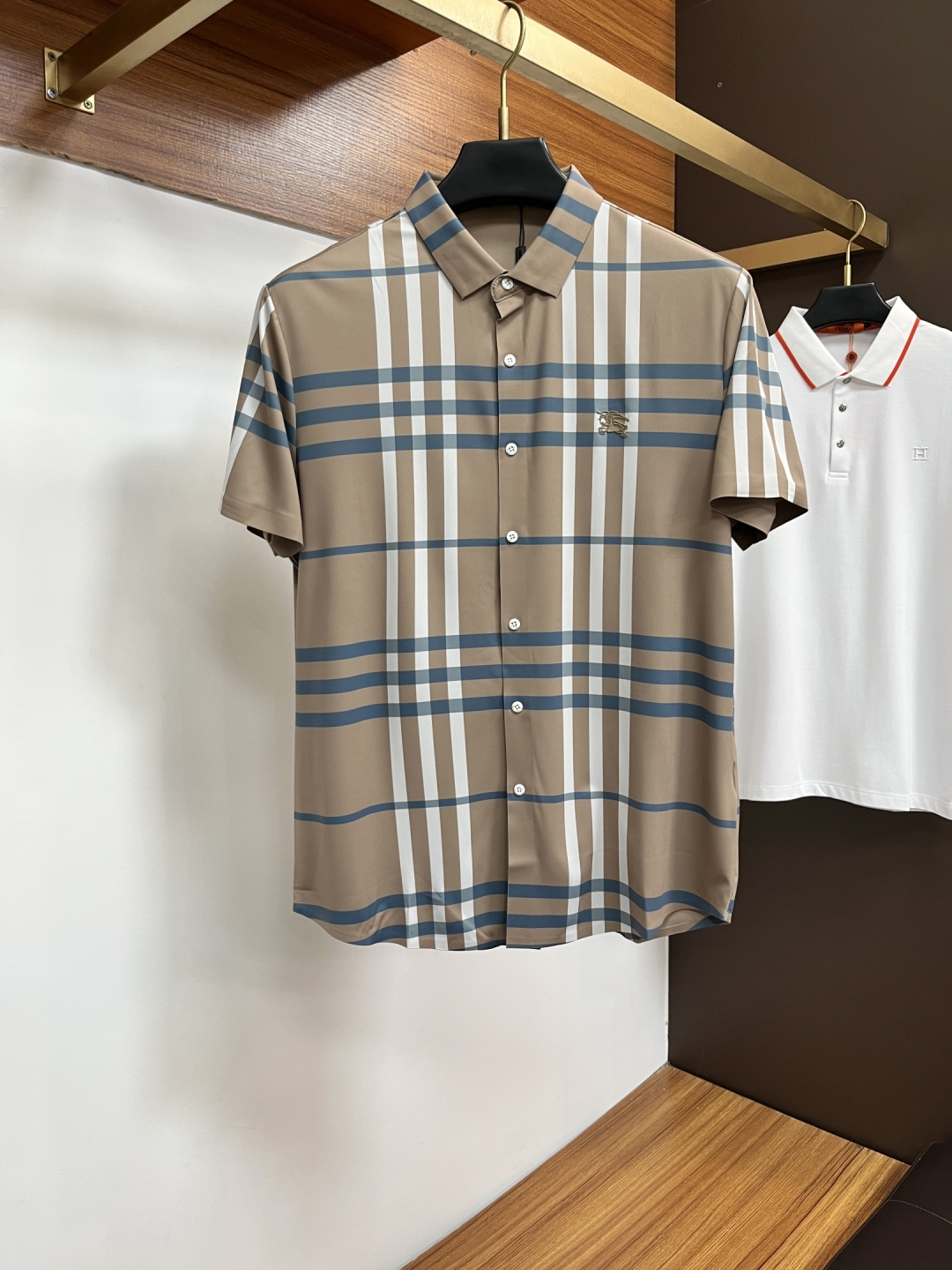 NO:849417,Burberry is a must-have item for high-end business, white-collar workers and office workers!  Seamless laminated ice silk casual business short-sleeved shirt, technical fabric, ice silk traceless, great body feel, smooth feel and great texture!  It has good elasticity and no sense of restraint. The fabric has breathable mesh, moisture-wicking, quick-drying and keeps you dry. The small lapel placket design shows a tall and straight posture without being too soft. The simple style can be used for both business and leisure. Highly recommended!  High-elastic ice silk, the touch is as smooth as jade silk, clean and neat, elegant and gentlemanly. High-end materials, the focus is on the fabric, quality control must be top-notch, the hand feels extremely delicate and smooth, the fabric has a good luster and the upper body frame feels good, it is a mature quality men's clothing!  Sweat dry in seconds in summer, ZJ new experience, business commuting and leisure M-4XL,, burberry, shirts, T-shirt,19860909巴宝莉 高端商务 白领 单位人士必入单品！ 无痕压胶冰丝休闲商务短袖衬衫,科技面料,冰丝无痕,体感非常棒,手感顺滑质感很棒！弹性好,无任何束缚感,面料自带透气网孔,吸湿排汗,速干保持干爽,小翻领门襟排扣设计,展露挺拔姿态,不软踏,简约款式,商务休闲都可驾驭,强烈推荐！高弹冰丝,触感堪比玉蚕丝一样丝滑,干净利落,儒雅绅士风度.高级材质,重点就是面料上,品控的必上,手感极其细腻光滑,面料光泽感和上身骨架感好,打招成熟品质男装！夏天出汗秒干,ZJ全新体验 商务通勤休闲 M-4XL,,burberry,shirts,T-shirt,,Men's clothing