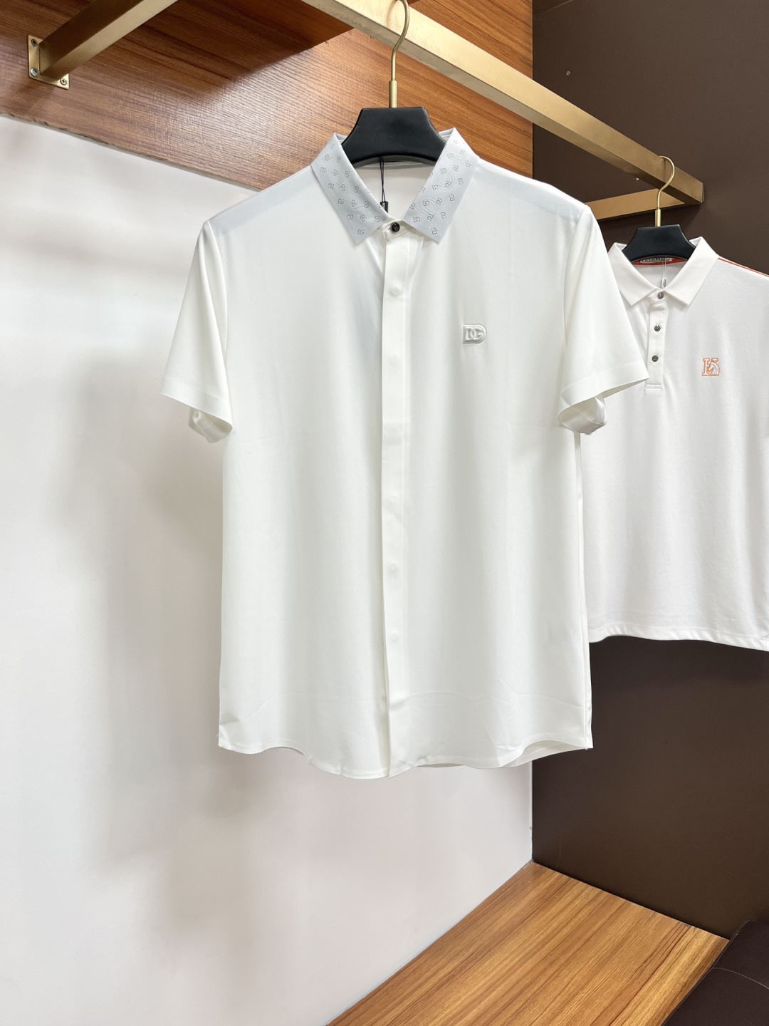 NO:849414,DG high-end business white-collar workers must buy this item!  Seamless laminated ice silk casual business short-sleeved shirt, technical fabric, ice silk traceless, great body feel, smooth feel and great texture!  It has good elasticity and no sense of restraint. The fabric has breathable mesh, moisture-wicking, quick-drying and keeps you dry. The small lapel placket design shows a tall and straight posture without being too soft. The simple style can be used for both business and leisure. Highly recommended!  High-elastic ice silk, the touch is as smooth as jade silk, clean and neat, elegant and gentlemanly. High-end materials, the focus is on the fabric, quality control must be top-notch, the hand feels extremely delicate and smooth, the fabric has a good luster and the upper body frame feels good, it is a mature quality men's clothing!  Sweat dry in seconds in summer, ZJ new experience, business commuting and leisure M-4XL, shirts, T-shirt,19860909DG 高端商务 白领 单位人士必入单品！ 无痕压胶冰丝休闲商务短袖衬衫,科技面料,冰丝无痕,体感非常棒,手感顺滑质感很棒！弹性好,无任何束缚感,面料自带透气网孔,吸湿排汗,速干保持干爽,小翻领门襟排扣设计,展露挺拔姿态,不软踏,简约款式,商务休闲都可驾驭,强烈推荐！高弹冰丝,触感堪比玉蚕丝一样丝滑,干净利落,儒雅绅士风度.高级材质,重点就是面料上,品控的必上,手感极其细腻光滑,面料光泽感和上身骨架感好,打招成熟品质男装！夏天出汗秒干,ZJ全新体验 商务通勤休闲 M-4XL,,shirts,T-shirt,,Men's clothing