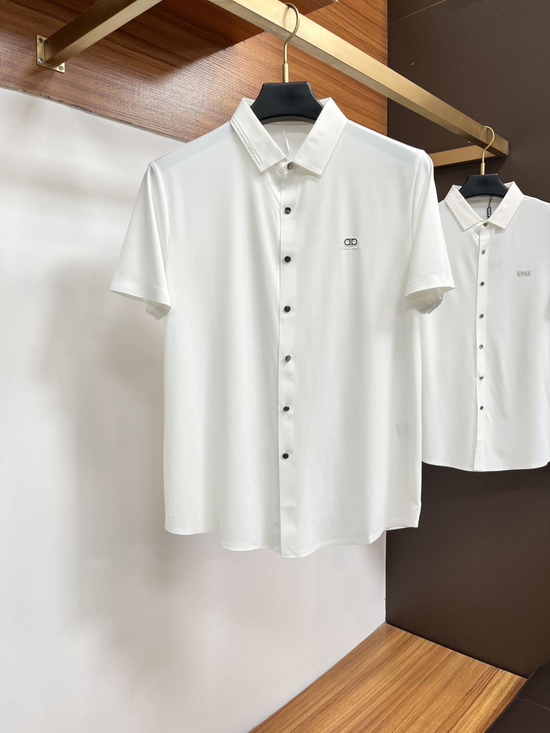 NO:849410,Ferragamo is a must-have item for high-end business, white-collar workers and office workers!  Seamless laminated ice silk casual business short-sleeved shirt, technical fabric, ice silk traceless, great body feel, smooth feel and great texture!  It has good elasticity and no sense of restraint. The fabric has breathable mesh, moisture-wicking, quick-drying and keeps you dry. The small lapel placket design shows a tall and straight posture without being too soft. The simple style can be used for both business and leisure. Highly recommended!  High-elastic ice silk, the touch is as smooth as jade silk, clean and neat, elegant and gentlemanly. High-end materials, the focus is on the fabric, quality control must be top-notch, the hand feels extremely delicate and smooth, the fabric has a good luster and the upper body frame feels good, it is a mature quality men's clothing!  Sweat dries up in seconds in summer, ZJ’s new experience for business, commuting and leisure M-4XL, ferragamo, shirts, T-shirt,19860909菲拉格慕 高端商务 白领 单位人士必入单品！ 无痕压胶冰丝休闲商务短袖衬衫,科技面料,冰丝无痕,体感非常棒,手感顺滑质感很棒！弹性好,无任何束缚感,面料自带透气网孔,吸湿排汗,速干保持干爽,小翻领门襟排扣设计,展露挺拔姿态,不软踏,简约款式,商务休闲都可驾驭,强烈推荐！高弹冰丝,触感堪比玉蚕丝一样丝滑,干净利落,儒雅绅士风度.高级材质,重点就是面料上,品控的必上,手感极其细腻光滑,面料光泽感和上身骨架感好,打招成熟品质男装！夏天出汗秒干,ZJ全新体验 商务通勤休闲 M-4XL,,ferragamo,shirts,T-shirt,,Men's clothing