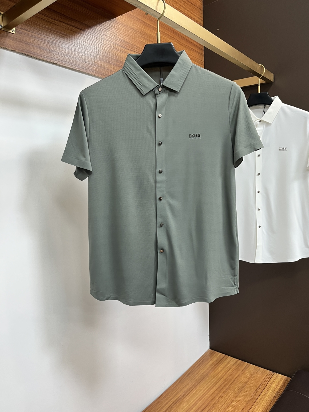 NO:849408,A must-have item for BOSS high-end business white-collar workers and office workers!  Seamless laminated ice silk casual business short-sleeved shirt, technical fabric, ice silk traceless, great body feel, smooth feel and great texture!  It has good elasticity and no sense of restraint. The fabric has breathable mesh, moisture-wicking, quick-drying and keeps you dry. The small lapel placket design shows a tall and straight posture without being too soft. The simple style can be used for both business and leisure. Highly recommended!  High-elastic ice silk, the touch is as smooth as jade silk, clean and neat, elegant and gentlemanly. High-end materials, the focus is on the fabric, quality control must be top-notch, the hand feels extremely delicate and smooth, the fabric has a good luster and the upper body frame feels good, it is a mature quality men's clothing!  Sweat dry in seconds in summer, ZJ new experience, business commuting and leisure M-4XL, shirts, T-shirt,19860909BOSS 高端商务 白领 单位人士必入单品！ 无痕压胶冰丝休闲商务短袖衬衫,科技面料,冰丝无痕,体感非常棒,手感顺滑质感很棒！弹性好,无任何束缚感,面料自带透气网孔,吸湿排汗,速干保持干爽,小翻领门襟排扣设计,展露挺拔姿态,不软踏,简约款式,商务休闲都可驾驭,强烈推荐！高弹冰丝,触感堪比玉蚕丝一样丝滑,干净利落,儒雅绅士风度.高级材质,重点就是面料上,品控的必上,手感极其细腻光滑,面料光泽感和上身骨架感好,打招成熟品质男装！夏天出汗秒干,ZJ全新体验 商务通勤休闲 M-4XL,,shirts,T-shirt,,Men's clothing