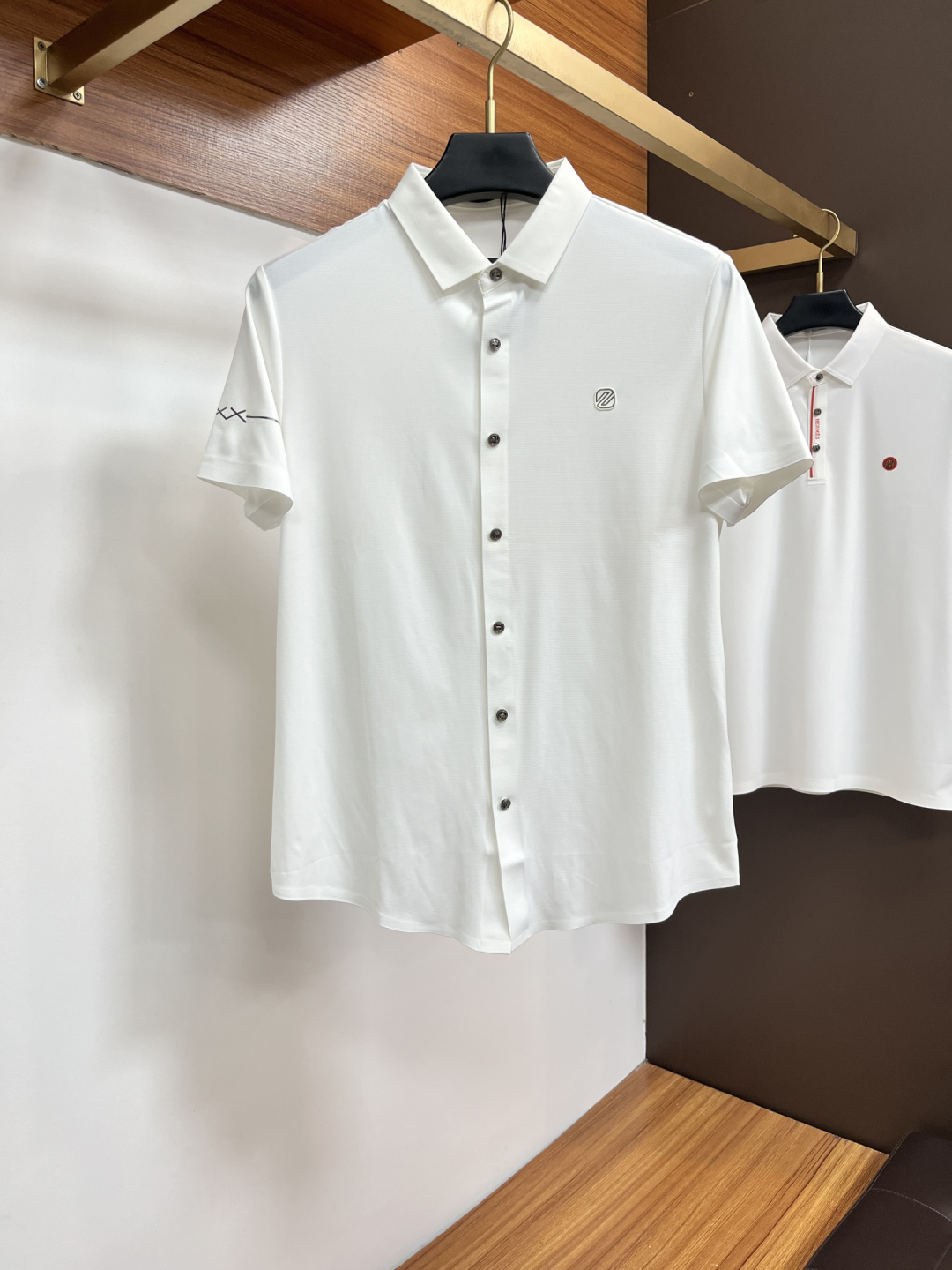 NO:849404,Ermenegildo Zegna is a must-have item for high-end business, white-collar workers and office workers!  Seamless laminated ice silk casual business short-sleeved shirt, technical fabric, ice silk traceless, great body feel, smooth feel and great texture!  It has good elasticity and no sense of restraint. The fabric has breathable mesh, moisture-wicking, quick-drying and keeps you dry. The small lapel placket design shows a tall and straight posture without being too soft. The simple style can be used for both business and leisure. Highly recommended!  High-elastic ice silk, the touch is as smooth as jade silk, clean and neat, elegant and gentlemanly. High-end materials, the focus is on the fabric, quality control must be top-notch, the hand feels extremely delicate and smooth, the fabric has a good luster and the upper body frame feels good, it is a mature quality men's clothing!  Sweat dries up in seconds in summer, ZJ's new experience for business, commuting and leisure M-4XL,,zegna,shirts,T-shirt,19860909杰尼亚 高端商务 白领 单位人士必入单品！ 无痕压胶冰丝休闲商务短袖衬衫,科技面料,冰丝无痕,体感非常棒,手感顺滑质感很棒！弹性好,无任何束缚感,面料自带透气网孔,吸湿排汗,速干保持干爽,小翻领门襟排扣设计,展露挺拔姿态,不软踏,简约款式,商务休闲都可驾驭,强烈推荐！高弹冰丝,触感堪比玉蚕丝一样丝滑,干净利落,儒雅绅士风度.高级材质,重点就是面料上,品控的必上,手感极其细腻光滑,面料光泽感和上身骨架感好,打招成熟品质男装！夏天出汗秒干,ZJ全新体验 商务通勤休闲 M-4XL,,zegna,shirts,T-shirt,,Men's clothing