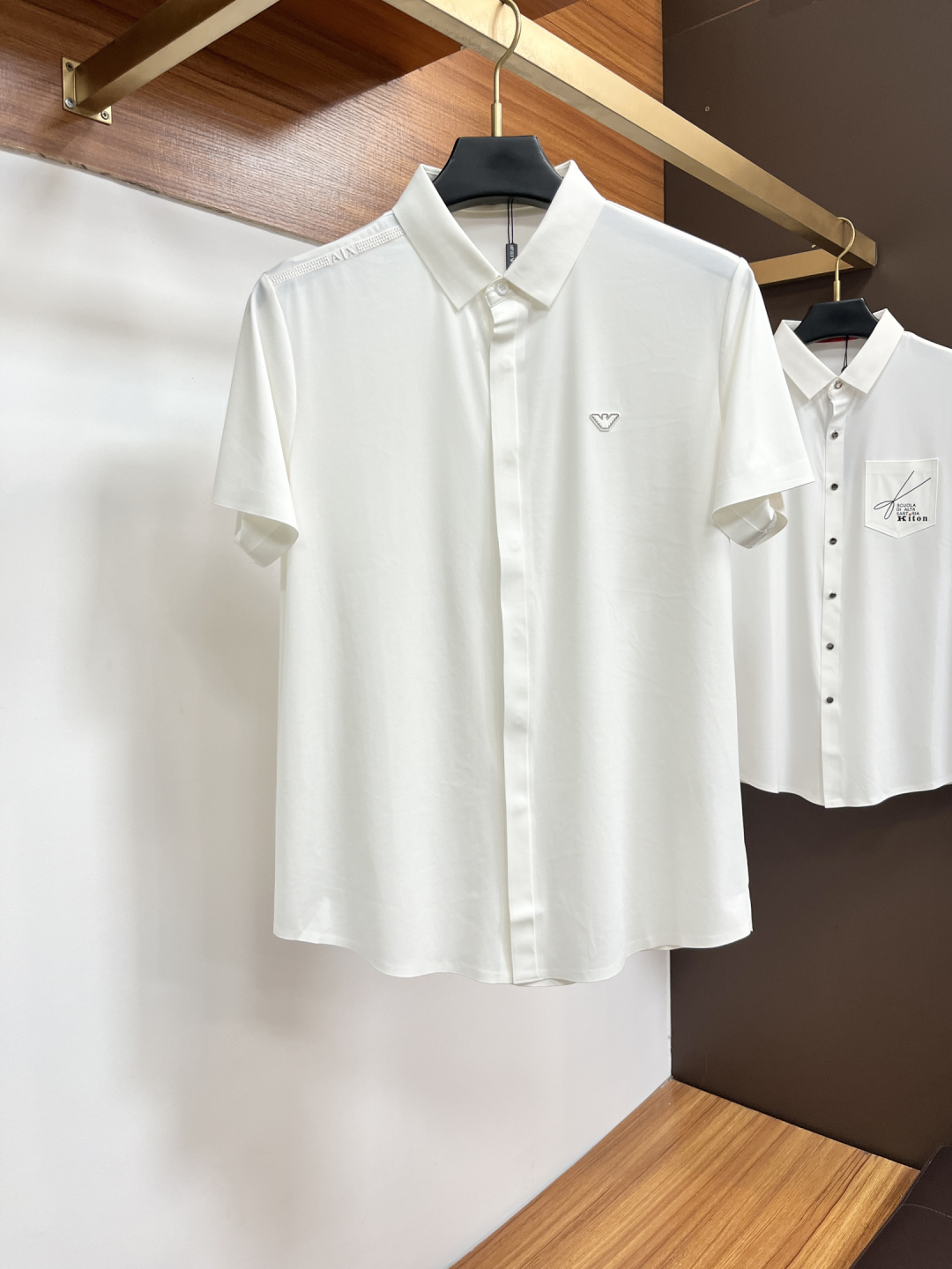 NO:849401,Armani is a must-have item for high-end business, white-collar workers and office workers!  Seamless laminated ice silk casual business short-sleeved shirt, technical fabric, ice silk traceless, great body feel, smooth feel and great texture!  It has good elasticity and no sense of restraint. The fabric has breathable mesh, moisture-wicking, quick-drying and keeps you dry. The small lapel placket design shows a tall and straight posture without being too soft. The simple style can be used for both business and leisure. Highly recommended!  High-elastic ice silk, the touch is as smooth as jade silk, clean and neat, elegant and gentlemanly. High-end materials, the focus is on the fabric, quality control must be top-notch, the hand feels extremely delicate and smooth, the fabric has a good luster and the upper body frame feels good, it is a mature quality men's clothing!  Sweat-free in summer, ZJ's new experience for business, commuting and leisure M-4XL, armani, shirts, T-shirt,19860909阿玛尼 高端商务 白领 单位人士必入单品！ 无痕压胶冰丝休闲商务短袖衬衫,科技面料,冰丝无痕,体感非常棒,手感顺滑质感很棒！弹性好,无任何束缚感,面料自带透气网孔,吸湿排汗,速干保持干爽,小翻领门襟排扣设计,展露挺拔姿态,不软踏,简约款式,商务休闲都可驾驭,强烈推荐！高弹冰丝,触感堪比玉蚕丝一样丝滑,干净利落,儒雅绅士风度.高级材质,重点就是面料上,品控的必上,手感极其细腻光滑,面料光泽感和上身骨架感好,打招成熟品质男装！夏天出汗秒干,ZJ全新体验 商务通勤休闲 M-4XL,,armani,shirts,T-shirt,,Men's clothing