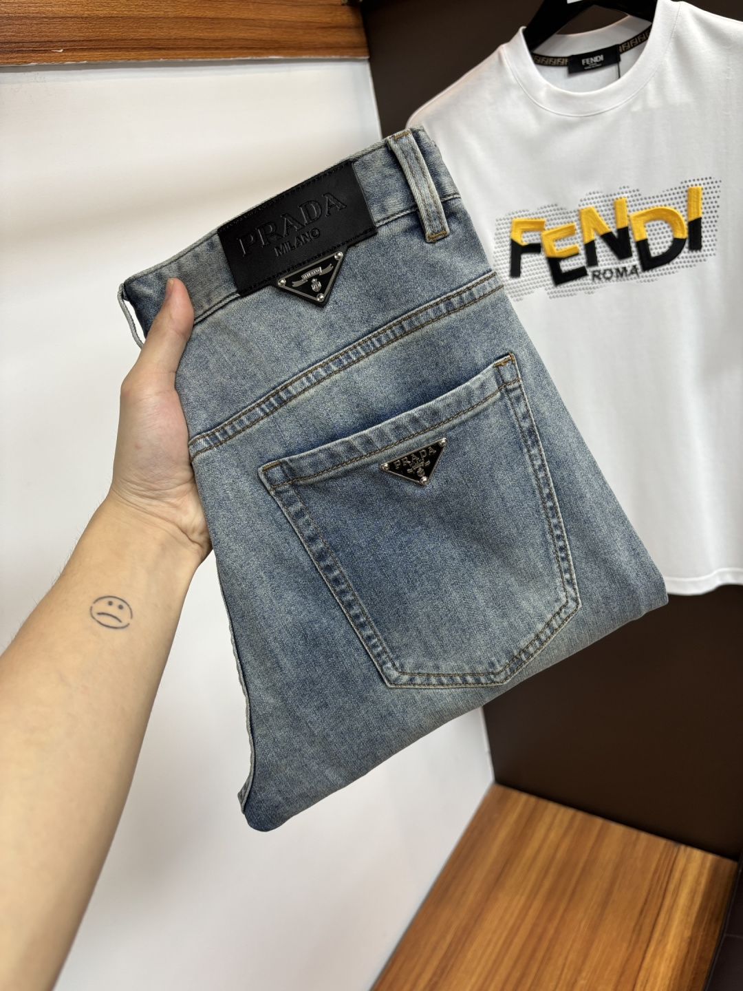 NO:918817,Prada's latest 2026 spring and summer jeans are stress-free when entering and leaving the store. Best-selling models in the counter. Taste and value are shared. Very comfortable to wear. Low-key yet luxurious. Very classy to wear. Needless to say the trousers style and cut. The upper body is exquisite and vivid. Really first-class and top-quality materials. Really palace-level casual pants, using Turkish cotton to produce the most famous denim. Excellent quality. Heavy washing makes the pants very soft. Straight-leg version.  Don’t be picky. The upper body is absolutely stylish. CX25 is extremely luxurious!  Size 29-38,,prada,jeans,19860909普拉达 2026年春夏最新品牛仔裤出入专卖店无压力 专柜热销款 品味与价值共享 身穿着非常舒适 低调不失奢华 穿出去非常有档次,裤型款式和裁剪亦无需多言 上身精致跃然.真正一等一顶级质料 真正殿堂级的休闲裤,选用土耳其的棉花 生产出最有名的单宁布 品质卓然 经过重水洗使得裤子很柔软 直脚的版型 不挑人 上身绝对的有型 CX25 极度奢华！尺码29-38,,prada,jeans,,Men's clothing