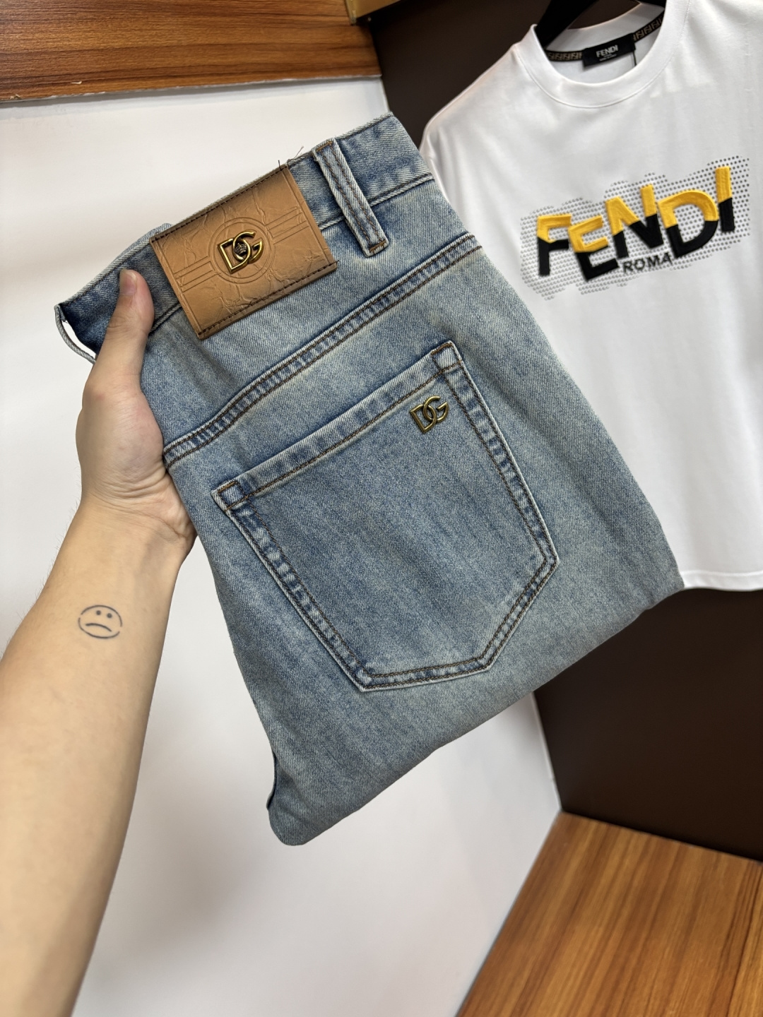 NO:918826,DG's latest 2026 spring and summer jeans are stress-free when entering and leaving the store. Best-selling models in the counter. Taste and value are shared. Very comfortable to wear. Low-key yet luxurious. Very classy to wear. Needless to say the trousers style and cut. The upper body is exquisite and vivid. Really first-class and top-quality materials. Really palace-level casual pants, using Turkish cotton to produce the most famous denim. Excellent quality. Heavy washing makes the pants very soft. Straight-leg version.  Don’t be picky. The upper body is absolutely stylish. CX25 is extremely luxurious!  Size 29-38,,jeans,19860909DG 2026年春夏最新品牛仔裤出入专卖店无压力 专柜热销款 品味与价值共享 身穿着非常舒适 低调不失奢华 穿出去非常有档次,裤型款式和裁剪亦无需多言 上身精致跃然.真正一等一顶级质料 真正殿堂级的休闲裤,选用土耳其的棉花 生产出最有名的单宁布 品质卓然 经过重水洗使得裤子很柔软 直脚的版型 不挑人 上身绝对的有型 CX25 极度奢华！尺码29-38,,jeans,,Men's clothing