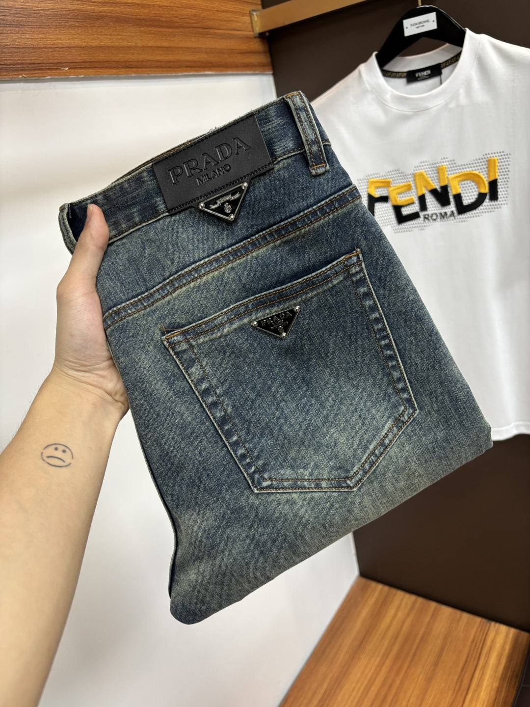 NO:918823,Prada's latest 2026 spring and summer jeans are stress-free when entering and leaving the store. Best-selling models in the counter. Taste and value are shared. Very comfortable to wear. Low-key yet luxurious. Very classy to wear. Needless to say the trousers style and cut. The upper body is exquisite and vivid. Really first-class and top-quality materials. Really palace-level casual pants, using Turkish cotton to produce the most famous denim. Excellent quality. Heavy washing makes the pants very soft. Straight-leg version.  Don’t be picky. The upper body is absolutely stylish. CX25 is extremely luxurious!  Size 29-38,,prada,jeans,19860909普拉达 2026年春夏最新品牛仔裤出入专卖店无压力 专柜热销款 品味与价值共享 身穿着非常舒适 低调不失奢华 穿出去非常有档次,裤型款式和裁剪亦无需多言 上身精致跃然.真正一等一顶级质料 真正殿堂级的休闲裤,选用土耳其的棉花 生产出最有名的单宁布 品质卓然 经过重水洗使得裤子很柔软 直脚的版型 不挑人 上身绝对的有型 CX25 极度奢华！尺码29-38,,prada,jeans,,Men's clothing