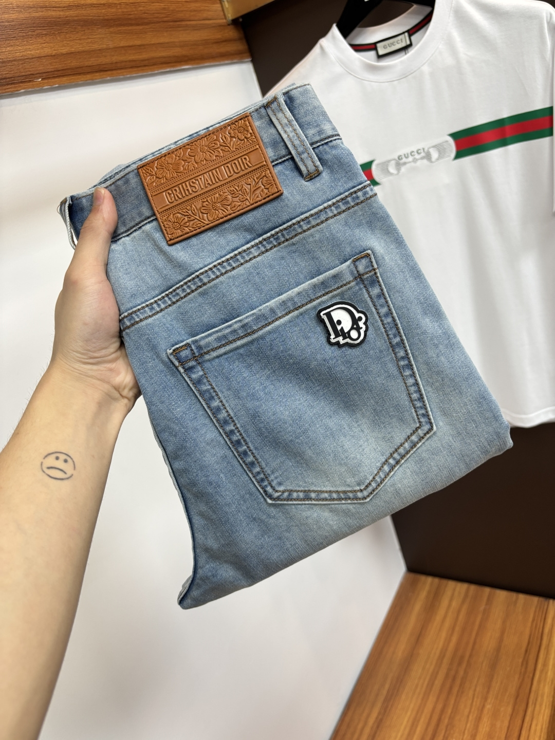 NO:877249,Dior's latest 2026 spring and summer jeans are stress-free when entering and leaving the store. Best-selling models in the counter. Taste and value are shared. Very comfortable to wear. Low-key yet luxurious. Very classy to wear. Needless to say the trousers style and cut. The upper body is exquisite and vivid. Real first-class top quality. Really palace-level casual pants, using Turkish cotton. The most famous denim is produced. The quality is outstanding. Heavy washing makes the pants very soft. Straight-leg version.  Don’t be picky. The upper body is absolutely stylish. CX25 is extremely luxurious!  Size 29-38,,dior,jeans,19860909迪奥 2026年春夏最新品牛仔裤出入专卖店无压力 专柜热销款 品味与价值共享 身穿着非常舒适 低调不失奢华 穿出去非常有档次,裤型款式和裁剪亦无需多言 上身精致跃然.真正一等一顶级质料 真正殿堂级的休闲裤,选用土耳其的棉花 生产出最有名的单宁布 品质卓然 经过重水洗使得裤子很柔软 直脚的版型 不挑人 上身绝对的有型 CX25 极度奢华！尺码29-38,,dior,jeans,,Men's clothing
