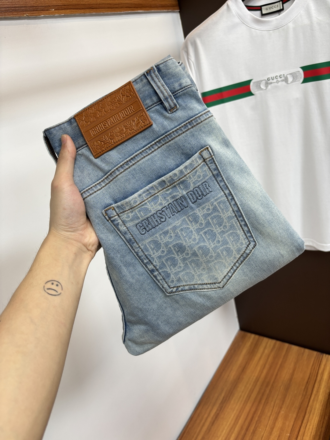 NO:877245,Dior's latest 2026 spring and summer jeans are stress-free when entering and leaving the store. Best-selling models in the counter. Taste and value are shared. Very comfortable to wear. Low-key yet luxurious. Very classy to wear. Needless to say the trousers style and cut. The upper body is exquisite and vivid. Real first-class top quality. Really palace-level casual pants, using Turkish cotton. The most famous denim is produced. The quality is outstanding. Heavy washing makes the pants very soft. Straight-leg version.  Don’t be picky. The upper body is absolutely stylish. CX25 is extremely luxurious!  Size 29-38,,dior,jeans,19860909迪奥 2026年春夏最新品牛仔裤出入专卖店无压力 专柜热销款 品味与价值共享 身穿着非常舒适 低调不失奢华 穿出去非常有档次,裤型款式和裁剪亦无需多言 上身精致跃然.真正一等一顶级质料 真正殿堂级的休闲裤,选用土耳其的棉花 生产出最有名的单宁布 品质卓然 经过重水洗使得裤子很柔软 直脚的版型 不挑人 上身绝对的有型 CX25 极度奢华！尺码29-38,,dior,jeans,,Men's clothing