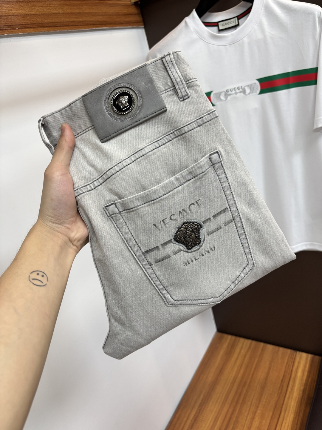 NO:877241,Versace's latest 2026 spring and summer jeans are stress-free when entering and leaving the store. Best-selling models in the counter. Taste and value are shared. Very comfortable to wear. Low-key yet luxurious. Very classy to wear. Needless to say the trousers style and cut. The upper body is exquisite and vivid. Really first-class and top-quality materials. Really palace-level casual pants, using Turkish cotton. The most famous denim is produced. The quality is outstanding. Heavy washing makes the pants very soft. Straight-leg version.  Don’t be picky. The upper body is absolutely stylish. CX25 is extremely luxurious!  Size 29-38,,versace,jeans,19860909范思哲 2026年春夏最新品牛仔裤出入专卖店无压力 专柜热销款 品味与价值共享 身穿着非常舒适 低调不失奢华 穿出去非常有档次,裤型款式和裁剪亦无需多言 上身精致跃然.真正一等一顶级质料 真正殿堂级的休闲裤,选用土耳其的棉花 生产出最有名的单宁布 品质卓然 经过重水洗使得裤子很柔软 直脚的版型 不挑人 上身绝对的有型 CX25 极度奢华！尺码29-38,,versace,jeans,,Men's clothing