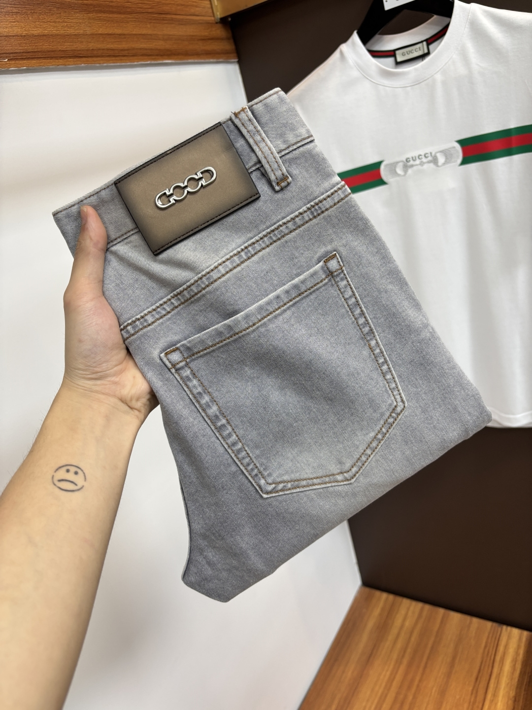 NO:918840,Ferragamo's latest 2026 spring and summer jeans are stress-free when entering and leaving the store. Best-selling models in the counter. Taste and value are shared. Very comfortable to wear. Low-key yet luxurious. Very classy to wear. Needless to say the trousers style and cut. The upper body is exquisite and vivid. Real first-class top quality materials. Really palace-level casual pants, using Turkish cotton to produce the most famous denim. Excellent quality. Heavy washing makes the pants very soft. Straight-leg version.  Don’t be picky. The upper body is absolutely stylish. CX25 is extremely luxurious!  Size 29-38,,ferragamo,jeans,19860909菲拉格慕 2026年春夏最新品牛仔裤出入专卖店无压力 专柜热销款 品味与价值共享 身穿着非常舒适 低调不失奢华 穿出去非常有档次,裤型款式和裁剪亦无需多言 上身精致跃然.真正一等一顶级质料 真正殿堂级的休闲裤,选用土耳其的棉花 生产出最有名的单宁布 品质卓然 经过重水洗使得裤子很柔软 直脚的版型 不挑人 上身绝对的有型 CX25 极度奢华！尺码29-38,,ferragamo,jeans,,Men's clothing