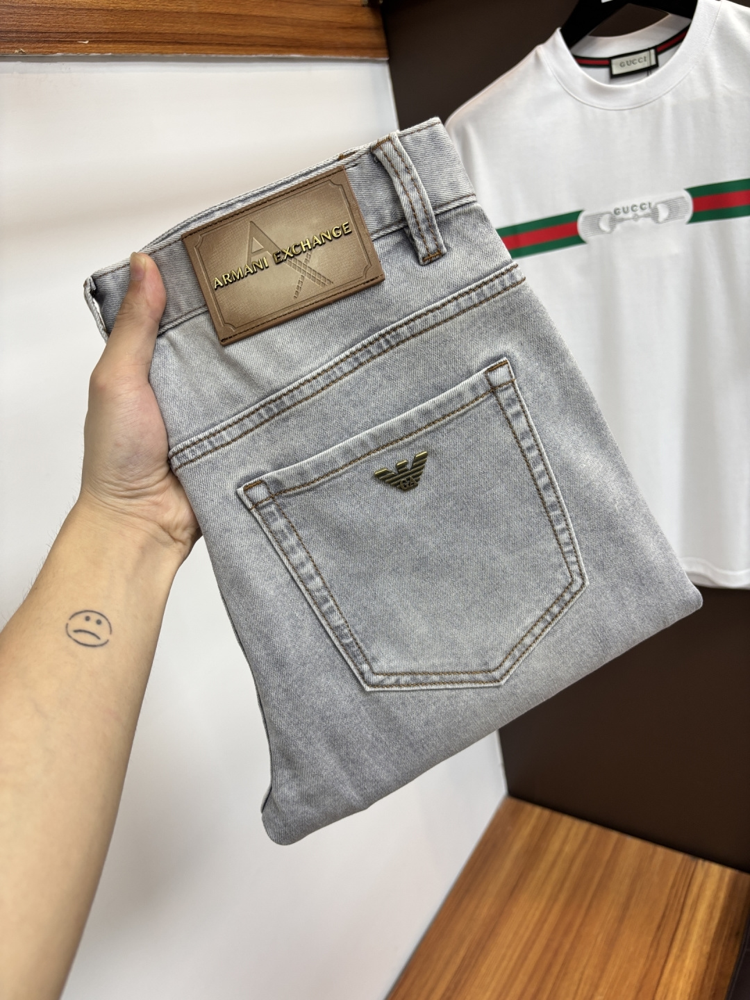 NO:877188,Armani's latest 2026 spring and summer jeans are stress-free in the store. Best-selling models in the counter. Taste and value are shared. Very comfortable to wear. Low-key yet luxurious. Very classy to wear. Needless to say the trousers style and cut. The upper body is exquisite and vivid. Really first-class and top-quality materials. Really palace-level casual pants, using Turkish cotton to produce the most famous denim. Excellent quality. Heavy washing makes the pants very soft. Straight-leg version.  Don’t be picky. The upper body is absolutely stylish. CX25 is extremely luxurious!  Size 29-38,,armani,jeans,19860909阿玛尼 2026年春夏最新品牛仔裤出入专卖店无压力 专柜热销款 品味与价值共享 身穿着非常舒适 低调不失奢华 穿出去非常有档次,裤型款式和裁剪亦无需多言 上身精致跃然.真正一等一顶级质料 真正殿堂级的休闲裤,选用土耳其的棉花 生产出最有名的单宁布 品质卓然 经过重水洗使得裤子很柔软 直脚的版型 不挑人 上身绝对的有型 CX25 极度奢华！尺码29-38,,armani,jeans,,Men's clothing