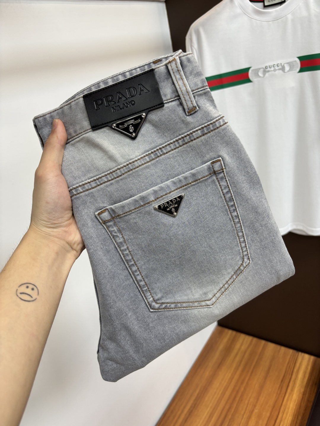 NO:877193,Prada's latest 2026 spring and summer jeans are stress-free when entering and leaving the store. Best-selling models in the counter. Taste and value are shared. Very comfortable to wear. Low-key yet luxurious. Very classy to wear. Needless to say the trousers style and cut. The upper body is exquisite and vivid. Real first-class top quality. Really palace-level casual pants, using Turkish cotton. The most famous denim is produced. The quality is outstanding. Heavy washing makes the pants very soft. Straight-leg version.  Don’t be picky. The upper body is absolutely stylish. CX25 is extremely luxurious!  Size 29-38,,prada,jeans,19860909普拉达 2026年春夏最新品牛仔裤出入专卖店无压力 专柜热销款 品味与价值共享 身穿着非常舒适 低调不失奢华 穿出去非常有档次,裤型款式和裁剪亦无需多言 上身精致跃然.真正一等一顶级质料 真正殿堂级的休闲裤,选用土耳其的棉花 生产出最有名的单宁布 品质卓然 经过重水洗使得裤子很柔软 直脚的版型 不挑人 上身绝对的有型 CX25 极度奢华！尺码29-38,,prada,jeans,,Men's clothing