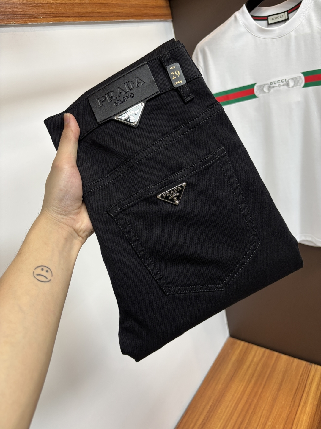 NO:877237,Prada's latest 2026 spring and summer jeans are stress-free when entering and leaving the store. Best-selling models in the counter. Taste and value are shared. Very comfortable to wear. Low-key yet luxurious. Very classy to wear. Needless to say the trousers style and cut. The upper body is exquisite and vivid. Real first-class top quality. Really palace-level casual pants, using Turkish cotton. The most famous denim is produced. The quality is outstanding. Heavy washing makes the pants very soft. Straight-leg version.  Don’t be picky. The upper body is absolutely stylish. CX25 is extremely luxurious!  Size 29-38,,prada,jeans,19860909普拉达 2026年春夏最新品牛仔裤出入专卖店无压力 专柜热销款 品味与价值共享 身穿着非常舒适 低调不失奢华 穿出去非常有档次,裤型款式和裁剪亦无需多言 上身精致跃然.真正一等一顶级质料 真正殿堂级的休闲裤,选用土耳其的棉花 生产出最有名的单宁布 品质卓然 经过重水洗使得裤子很柔软 直脚的版型 不挑人 上身绝对的有型 CX25 极度奢华！尺码29-38,,prada,jeans,,Men's clothing