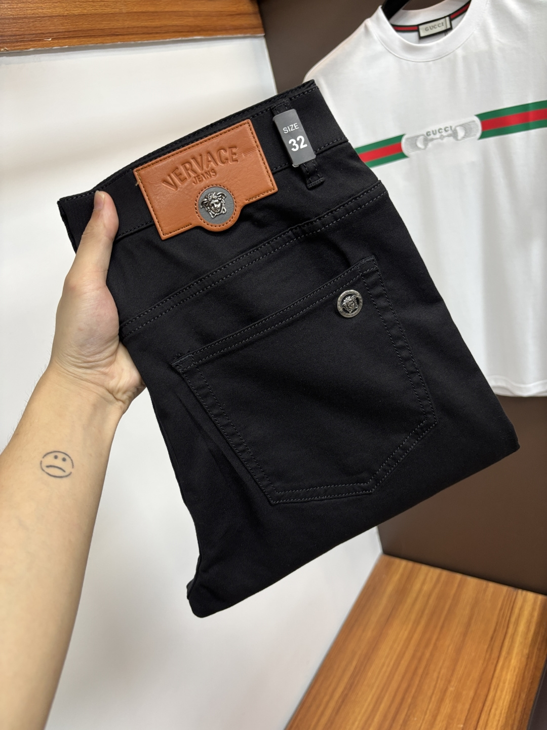 NO:877233,Versace's latest 2026 spring and summer jeans are stress-free when entering and leaving the store. Best-selling models in the counter. Taste and value are shared. Very comfortable to wear. Low-key yet luxurious. Very classy to wear. Needless to say the trousers style and cut. The upper body is exquisite and vivid. Really first-class and top-quality materials. Really palace-level casual pants, using Turkish cotton. The most famous denim is produced. The quality is outstanding. Heavy washing makes the pants very soft. Straight-leg version.  Don’t be picky. The upper body is absolutely stylish. CX25 is extremely luxurious!  Size 29-38,,versace,jeans,19860909范思哲 2026年春夏最新品牛仔裤出入专卖店无压力 专柜热销款 品味与价值共享 身穿着非常舒适 低调不失奢华 穿出去非常有档次,裤型款式和裁剪亦无需多言 上身精致跃然.真正一等一顶级质料 真正殿堂级的休闲裤,选用土耳其的棉花 生产出最有名的单宁布 品质卓然 经过重水洗使得裤子很柔软 直脚的版型 不挑人 上身绝对的有型 CX25 极度奢华！尺码29-38,,versace,jeans,,Men's clothing