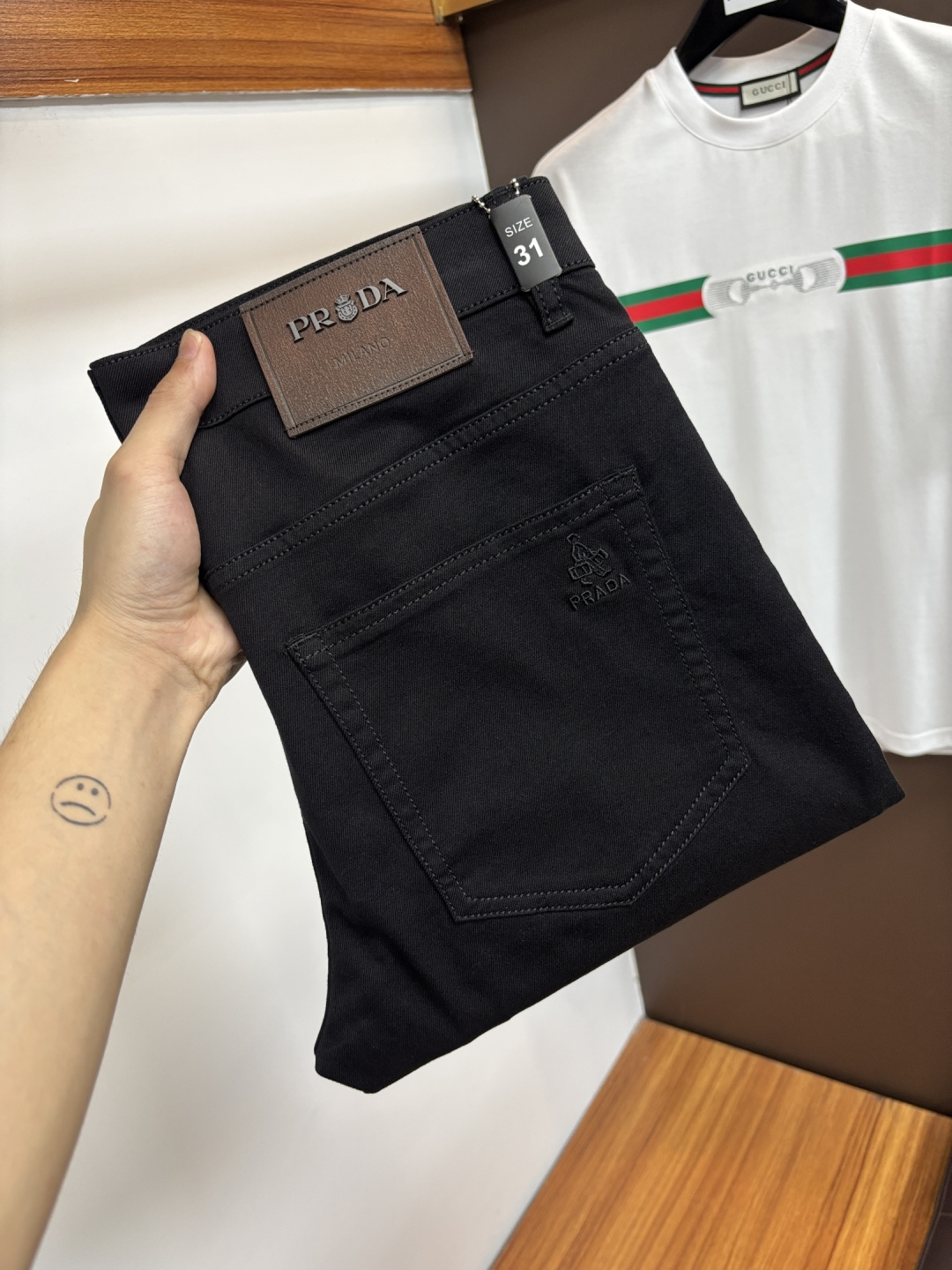 NO:877269,Prada's latest 2026 spring and summer jeans are stress-free when entering and leaving the store. Best-selling models in the counter. Taste and value are shared. Very comfortable to wear. Low-key yet luxurious. Very classy to wear. Needless to say the trousers style and cut. The upper body is exquisite and vivid. Real first-class top quality. Really palace-level casual pants, using Turkish cotton. The most famous denim is produced. The quality is outstanding. Heavy washing makes the pants very soft. Straight-leg version.  Don’t be picky. The upper body is absolutely stylish. CX25 is extremely luxurious!  Size 29-38,,prada,jeans,19860909普拉达 2026年春夏最新品牛仔裤出入专卖店无压力 专柜热销款 品味与价值共享 身穿着非常舒适 低调不失奢华 穿出去非常有档次,裤型款式和裁剪亦无需多言 上身精致跃然.真正一等一顶级质料 真正殿堂级的休闲裤,选用土耳其的棉花 生产出最有名的单宁布 品质卓然 经过重水洗使得裤子很柔软 直脚的版型 不挑人 上身绝对的有型 CX25 极度奢华！尺码29-38,,prada,jeans,,Men's clothing