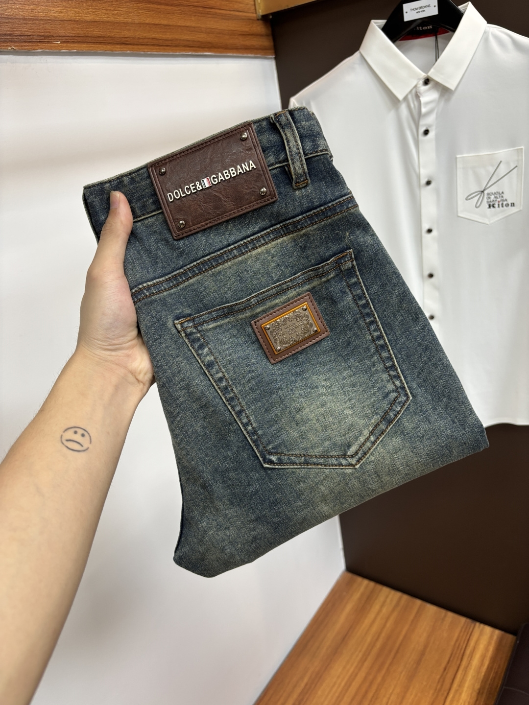 NO:918314,DG's latest 2026 spring and summer jeans are stress-free when entering and leaving the store. Best-selling models in the counter. Taste and value are shared. Very comfortable to wear. Low-key yet luxurious. Very classy to wear. Needless to say the trousers style and cut. The upper body is exquisite and vivid. Really first-class and top-quality materials. Really palace-level casual pants, using Turkish cotton to produce the most famous denim. Excellent quality. Heavy washing makes the pants very soft. Straight-leg version.  Don’t be picky. The upper body is absolutely stylish. CX25 is extremely luxurious!  Size 29-38,,jeans,19860909DG 2026年春夏最新品牛仔裤出入专卖店无压力 专柜热销款 品味与价值共享 身穿着非常舒适 低调不失奢华 穿出去非常有档次,裤型款式和裁剪亦无需多言 上身精致跃然.真正一等一顶级质料 真正殿堂级的休闲裤,选用土耳其的棉花 生产出最有名的单宁布 品质卓然 经过重水洗使得裤子很柔软 直脚的版型 不挑人 上身绝对的有型 CX25 极度奢华！尺码29-38,,jeans,,Men's clothing