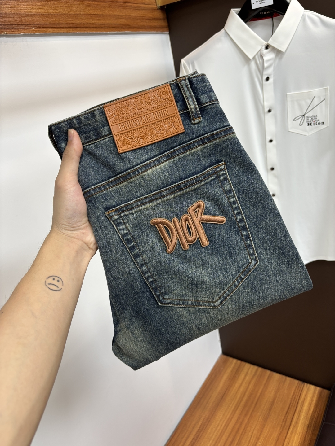 NO:918312,Dior's latest 2026 spring and summer jeans are stress-free when entering and leaving the store. Best-selling models in the counter. Taste and value are shared. Very comfortable to wear. Low-key yet luxurious. Very classy to wear. Needless to say the trousers style and cut. The upper body is exquisite and vivid. Real first-class top quality. Really palace-level casual pants, using Turkish cotton. The most famous denim is produced. The quality is outstanding. Heavy washing makes the pants very soft. Straight-leg version.  Don’t be picky. The upper body is absolutely stylish. CX25 is extremely luxurious!  Size 29-38,,dior,jeans,19860909迪奥 2026年春夏最新品牛仔裤出入专卖店无压力 专柜热销款 品味与价值共享 身穿着非常舒适 低调不失奢华 穿出去非常有档次,裤型款式和裁剪亦无需多言 上身精致跃然.真正一等一顶级质料 真正殿堂级的休闲裤,选用土耳其的棉花 生产出最有名的单宁布 品质卓然 经过重水洗使得裤子很柔软 直脚的版型 不挑人 上身绝对的有型 CX25 极度奢华！尺码29-38,,dior,jeans,,Men's clothing
