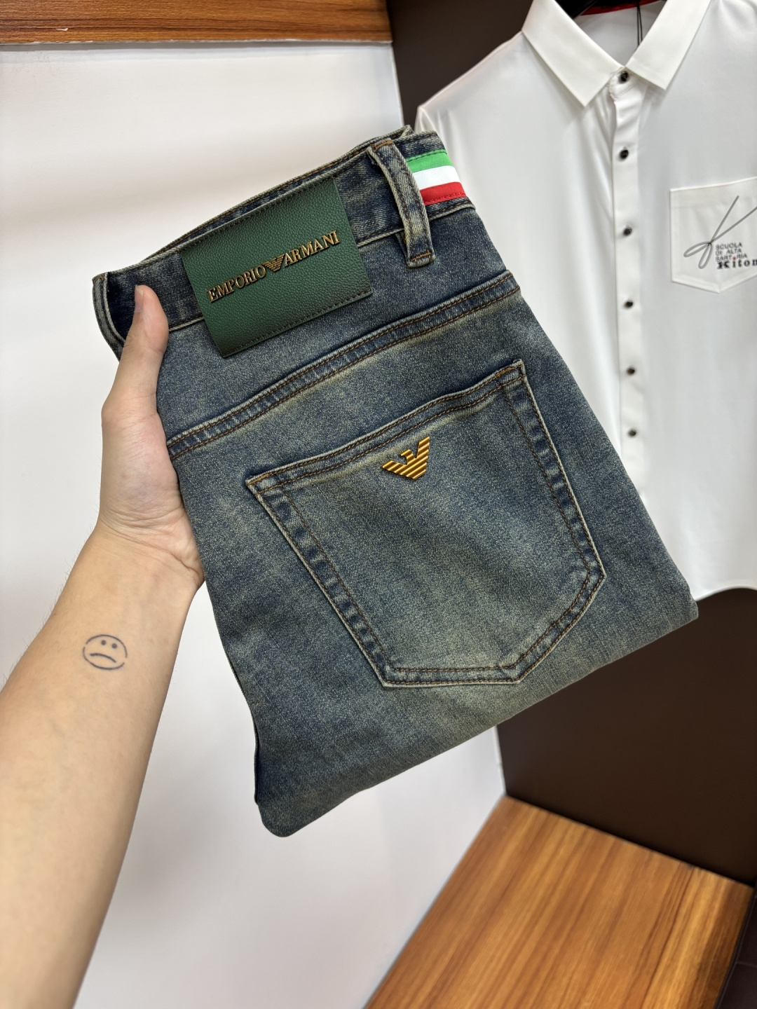 NO:918310,Armani's latest 2026 spring and summer jeans are stress-free in the store. Best-selling models in the counter. Taste and value are shared. Very comfortable to wear. Low-key yet luxurious. Very classy to wear. Needless to say the trousers style and cut. The upper body is exquisite and vivid. Really first-class and top-quality materials. Really palace-level casual pants, using Turkish cotton to produce the most famous denim. Excellent quality. Heavy washing makes the pants very soft. Straight-leg version.  Don’t be picky. The upper body is absolutely stylish. CX25 is extremely luxurious!  Size 29-38,,armani,jeans,19860909阿玛尼 2026年春夏最新品牛仔裤出入专卖店无压力 专柜热销款 品味与价值共享 身穿着非常舒适 低调不失奢华 穿出去非常有档次,裤型款式和裁剪亦无需多言 上身精致跃然.真正一等一顶级质料 真正殿堂级的休闲裤,选用土耳其的棉花 生产出最有名的单宁布 品质卓然 经过重水洗使得裤子很柔软 直脚的版型 不挑人 上身绝对的有型 CX25 极度奢华！尺码29-38,,armani,jeans,,Men's clothing