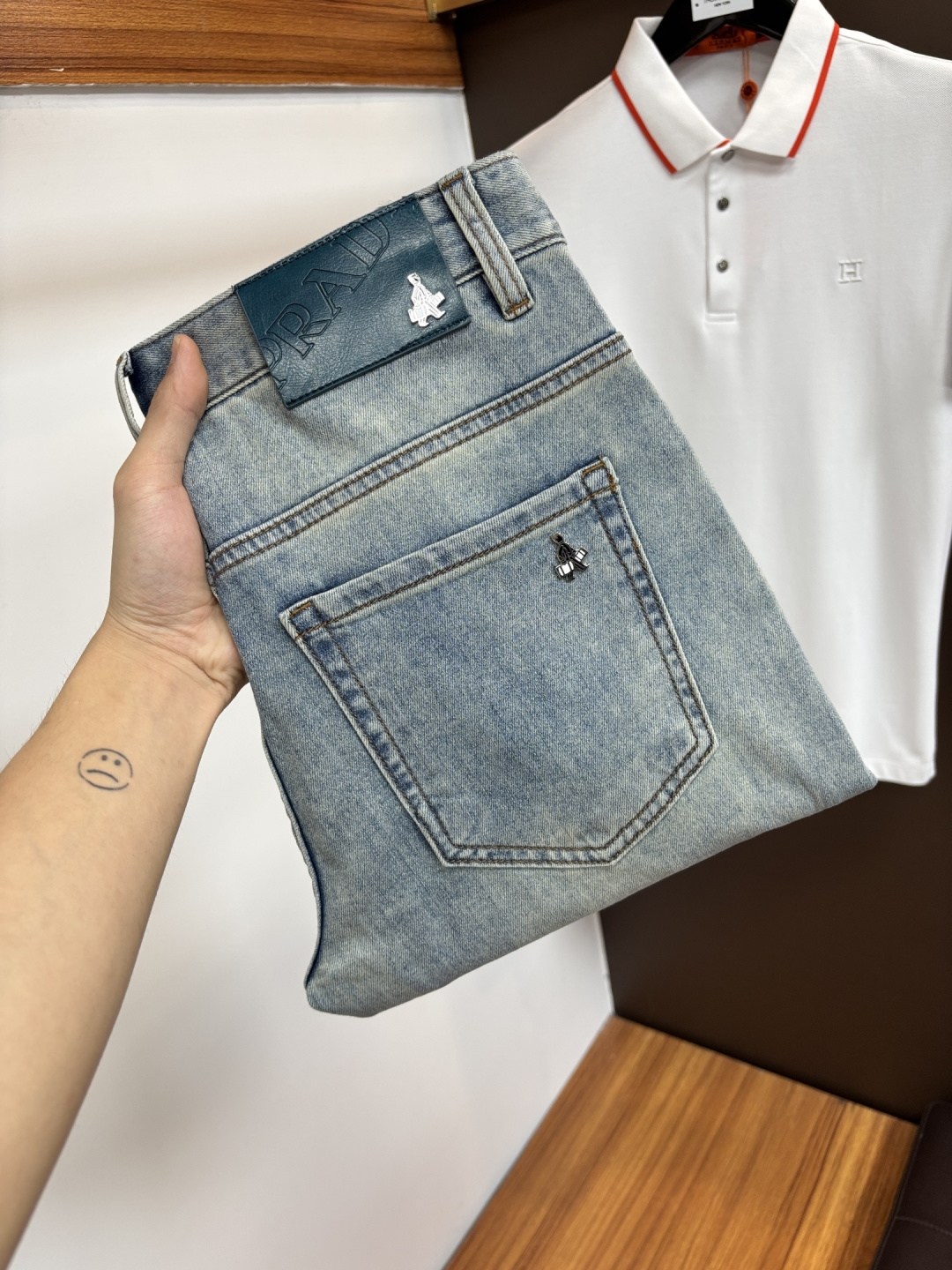 NO:927342,Prada's latest 2026 spring and summer jeans are stress-free when entering and leaving the store. Best-selling models in the counter. Taste and value are shared. Very comfortable to wear. Low-key yet luxurious. Very classy to wear. Needless to say the trousers style and cut. The upper body is exquisite and vivid. Real first-class top quality. Really palace-level casual pants, using Turkish cotton. The most famous denim is produced. The quality is outstanding. Heavy washing makes the pants very soft. Straight-leg version.  Don’t be picky. The upper body is absolutely stylish. CX25 is extremely luxurious!  Size 29-38,,prada,jeans,19860909普拉达 2026年春夏最新品牛仔裤出入专卖店无压力 专柜热销款 品味与价值共享 身穿着非常舒适 低调不失奢华 穿出去非常有档次,裤型款式和裁剪亦无需多言 上身精致跃然.真正一等一顶级质料 真正殿堂级的休闲裤,选用土耳其的棉花 生产出最有名的单宁布 品质卓然 经过重水洗使得裤子很柔软 直脚的版型 不挑人 上身绝对的有型 CX25 极度奢华！尺码29-38,,prada,jeans,,Men's clothing