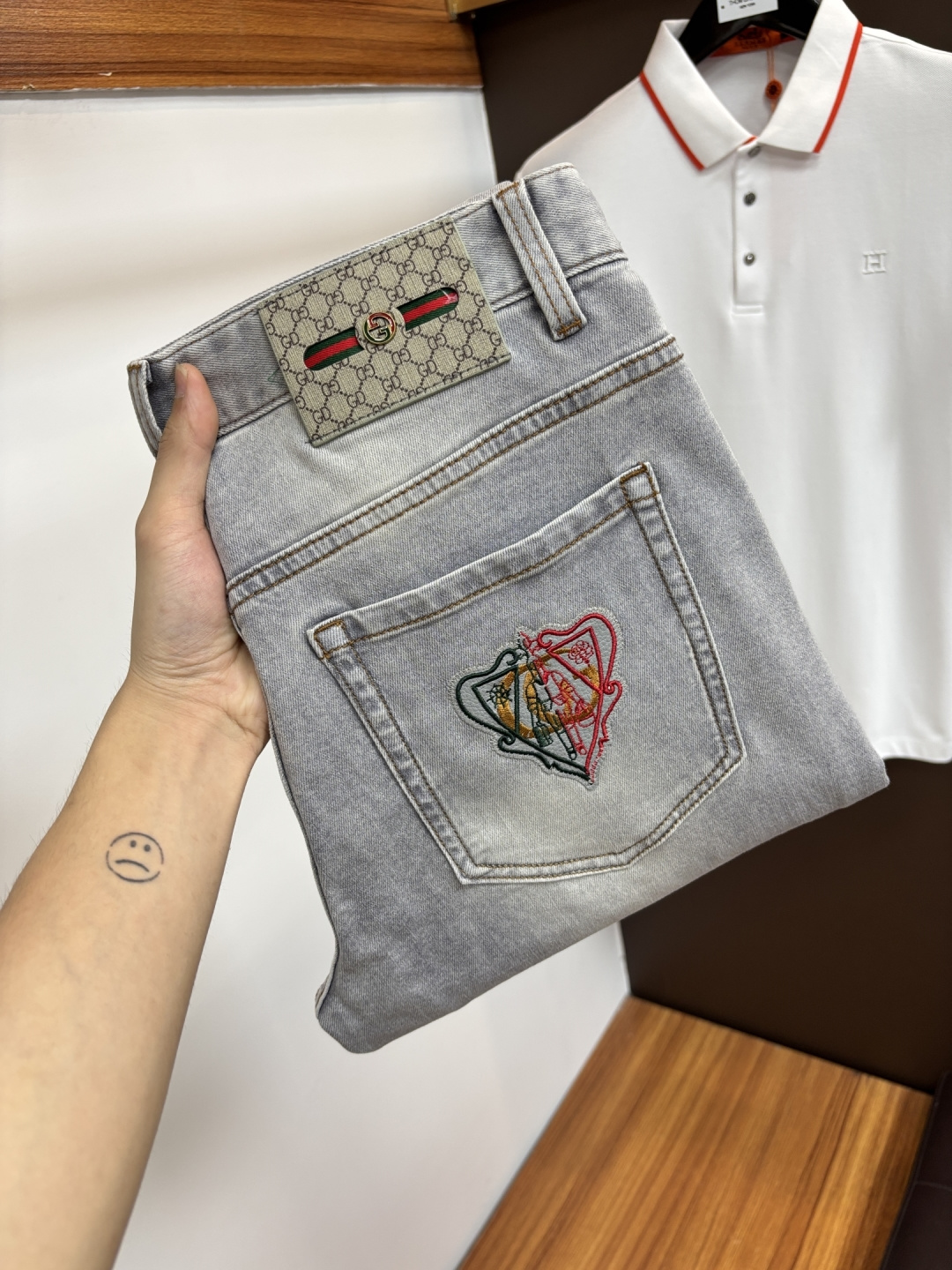 NO:905818,Gucci's latest spring and summer jeans of 2026 are stress-free when entering and leaving the store. Best-selling models in the counter. Taste and value are shared. Very comfortable to wear. Low-key yet luxurious. Very classy to wear. Needless to say the trousers style and cut. The upper body is exquisite and vivid. Real first-class top quality. Really palace-level casual pants, using Turkish cotton. The most famous denim is produced. The quality is outstanding. Heavy washing makes the pants very soft. Straight-leg version.  Don’t be picky. The upper body is absolutely stylish. CX25 is extremely luxurious!  Size 29-38,,jeans,19860909古奇 2026年春夏最新品牛仔裤出入专卖店无压力 专柜热销款 品味与价值共享 身穿着非常舒适 低调不失奢华 穿出去非常有档次,裤型款式和裁剪亦无需多言 上身精致跃然.真正一等一顶级质料 真正殿堂级的休闲裤,选用土耳其的棉花 生产出最有名的单宁布 品质卓然 经过重水洗使得裤子很柔软 直脚的版型 不挑人 上身绝对的有型 CX25 极度奢华！尺码29-38,,jeans,,Men's clothing