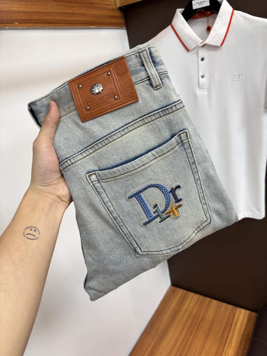 NO:927332,Dior's latest 2026 spring and summer jeans are stress-free when entering and leaving the store. Best-selling models in the counter. Taste and value are shared. Very comfortable to wear. Low-key yet luxurious. Very classy to wear. Needless to say the trousers style and cut. The upper body is exquisite and vivid. Real first-class top quality. Really palace-level casual pants, using Turkish cotton. The most famous denim is produced. The quality is outstanding. Heavy washing makes the pants very soft. Straight-leg version.  Don’t be picky. The upper body is absolutely stylish. CX25 is extremely luxurious!  Size 29-38,,dior,jeans,19860909迪奥 2026年春夏最新品牛仔裤出入专卖店无压力 专柜热销款 品味与价值共享 身穿着非常舒适 低调不失奢华 穿出去非常有档次,裤型款式和裁剪亦无需多言 上身精致跃然.真正一等一顶级质料 真正殿堂级的休闲裤,选用土耳其的棉花 生产出最有名的单宁布 品质卓然 经过重水洗使得裤子很柔软 直脚的版型 不挑人 上身绝对的有型 CX25 极度奢华！尺码29-38,,dior,jeans,,Men's clothing