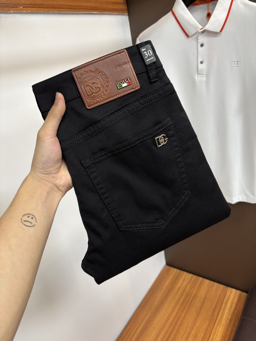NO:927320,DG's latest 2026 spring and summer jeans are stress-free when entering and leaving the store. Best-selling models in the counter. Taste and value are shared. Very comfortable to wear. Low-key yet luxurious. Very classy to wear. Needless to say the trousers style and cut. The upper body is exquisite and vivid. Really first-class and top-quality materials. Really palace-level casual pants, using Turkish cotton to produce the most famous denim. Excellent quality. Heavy washing makes the pants very soft. Straight-leg version.  Don’t be picky. The upper body is absolutely stylish. CX25 is extremely luxurious!  Size 29-38,,jeans,19860909DG 2026年春夏最新品牛仔裤出入专卖店无压力 专柜热销款 品味与价值共享 身穿着非常舒适 低调不失奢华 穿出去非常有档次,裤型款式和裁剪亦无需多言 上身精致跃然.真正一等一顶级质料 真正殿堂级的休闲裤,选用土耳其的棉花 生产出最有名的单宁布 品质卓然 经过重水洗使得裤子很柔软 直脚的版型 不挑人 上身绝对的有型 CX25 极度奢华！尺码29-38,,jeans,,Men's clothing
