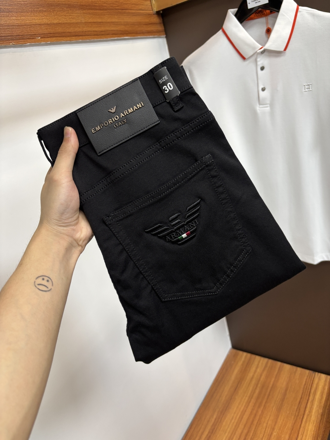 NO:905826,Armani's latest 2026 spring and summer jeans are stress-free in the store. Best-selling models in the counter. Taste and value are shared. Very comfortable to wear. Low-key yet luxurious. Very classy to wear. Needless to say the trousers style and cut. The upper body is exquisite and vivid. Really first-class and top-quality materials. Really palace-level casual pants, using Turkish cotton to produce the most famous denim. Excellent quality. Heavy washing makes the pants very soft. Straight-leg version.  Don’t be picky. The upper body is absolutely stylish. CX25 is extremely luxurious!  Size 29-38,,armani,jeans,19860909阿玛尼 2026年春夏最新品牛仔裤出入专卖店无压力 专柜热销款 品味与价值共享 身穿着非常舒适 低调不失奢华 穿出去非常有档次,裤型款式和裁剪亦无需多言 上身精致跃然.真正一等一顶级质料 真正殿堂级的休闲裤,选用土耳其的棉花 生产出最有名的单宁布 品质卓然 经过重水洗使得裤子很柔软 直脚的版型 不挑人 上身绝对的有型 CX25 极度奢华！尺码29-38,,armani,jeans,,Men's clothing