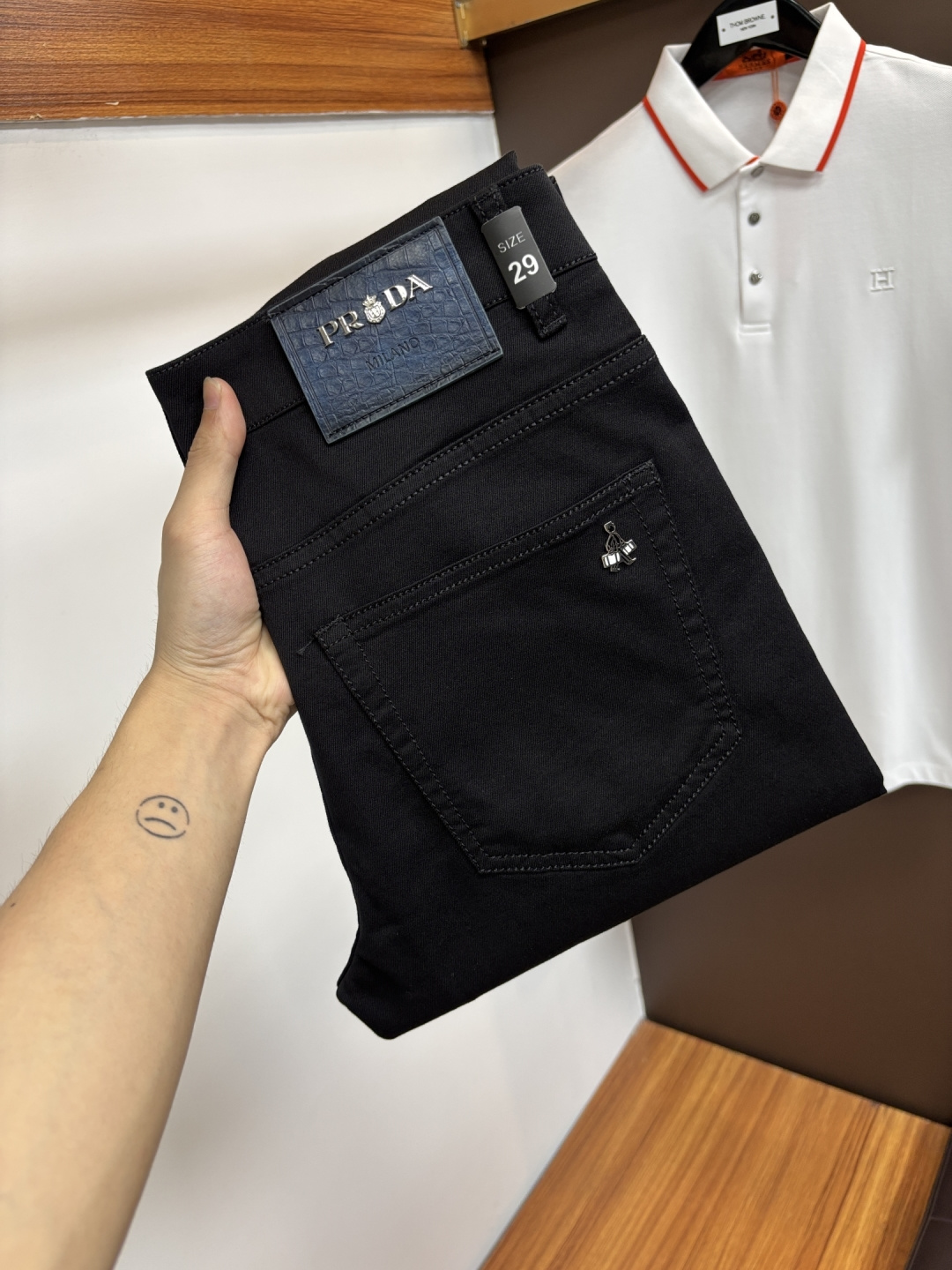 NO:865401,Prada's latest 2026 spring and summer jeans are stress-free when entering and leaving the store. Best-selling models in the counter. Taste and value are shared. Very comfortable to wear. Low-key yet luxurious. Very classy to wear. Needless to say the trousers style and cut. The upper body is exquisite and vivid. Real first-class top quality. Really palace-level casual pants, using Turkish cotton. The most famous denim is produced. The quality is outstanding. Heavy washing makes the pants very soft. Straight-leg version.  Don’t be picky. The upper body is absolutely stylish. CX25 is extremely luxurious!  Size 29-38,,prada,jeans,19860909普拉达 2026年春夏最新品牛仔裤出入专卖店无压力 专柜热销款 品味与价值共享 身穿着非常舒适 低调不失奢华 穿出去非常有档次,裤型款式和裁剪亦无需多言 上身精致跃然.真正一等一顶级质料 真正殿堂级的休闲裤,选用土耳其的棉花 生产出最有名的单宁布 品质卓然 经过重水洗使得裤子很柔软 直脚的版型 不挑人 上身绝对的有型 CX25 极度奢华！尺码29-38,,prada,jeans,,Men's clothing