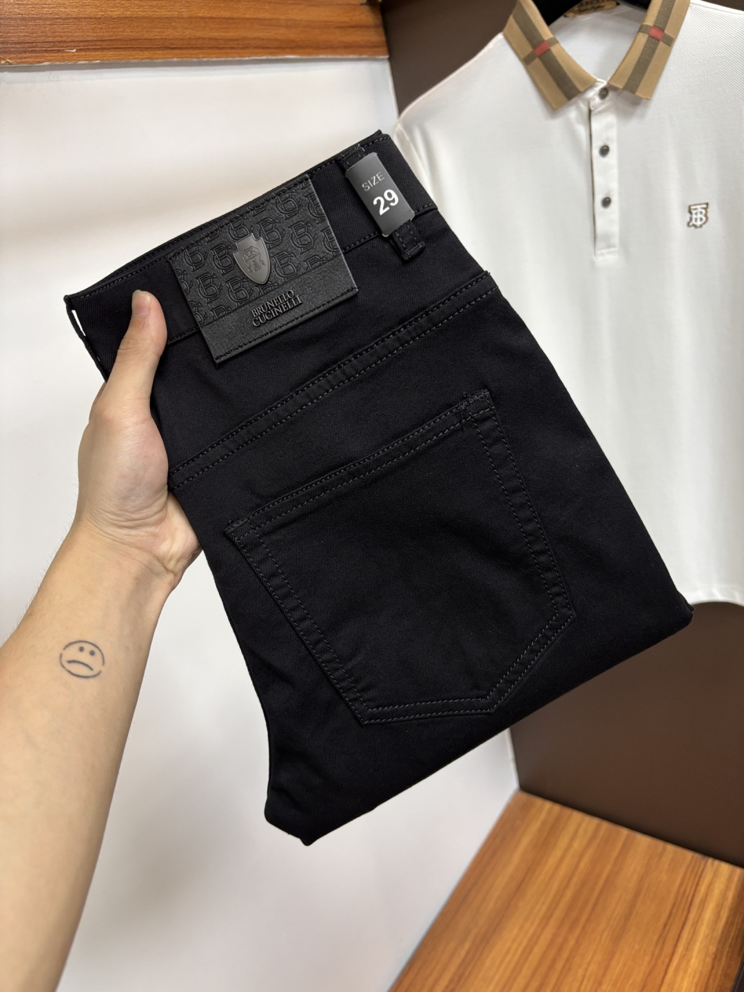 NO:865389,Bruti's 2026 spring and summer latest jeans are stress-free when entering and exiting the store. Best-selling models in the counter. Taste and value are shared. Very comfortable to wear. Low-key yet luxurious. Very classy to wear. Needless to say the trousers style and cut. The upper body is exquisite and vivid. Real first-class top quality materials. Really palace-level casual pants, using Turkish cotton to produce the most famous denim. Excellent quality. Heavy washing makes the pants very soft. Straight-leg version.  Don’t be picky. The upper body is absolutely stylish. CX25 is extremely luxurious!  Size 29-38,,jeans,19860909布鲁提 2026年春夏最新品牛仔裤出入专卖店无压力 专柜热销款 品味与价值共享 身穿着非常舒适 低调不失奢华 穿出去非常有档次,裤型款式和裁剪亦无需多言 上身精致跃然.真正一等一顶级质料 真正殿堂级的休闲裤,选用土耳其的棉花 生产出最有名的单宁布 品质卓然 经过重水洗使得裤子很柔软 直脚的版型 不挑人 上身绝对的有型 CX25 极度奢华！尺码29-38,,jeans,,Men's clothing