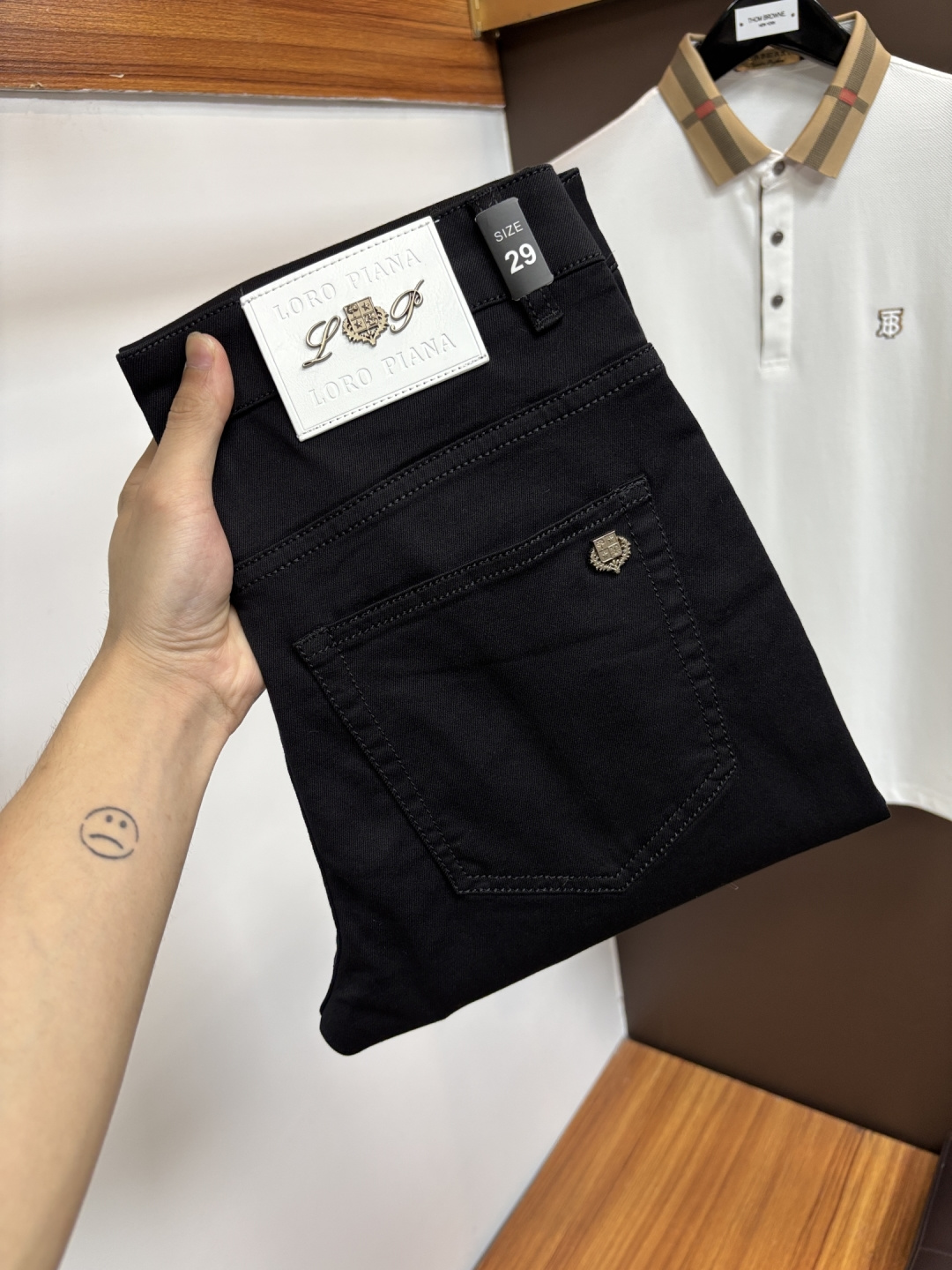 NO:836840,Nuoyou Panya's latest jeans in spring 2026 are stress-free when entering and leaving the store. Best-selling models in the counter. Taste and value are shared. Very comfortable to wear. Low-key yet luxurious. Very classy to wear. Needless to say the trousers style and cut. The upper body is exquisite and vivid. Real first-class top quality materials. Really palace-level casual pants, using Turkish cotton. The most famous denim is produced. The quality is outstanding. Heavy washing makes the pants very soft. Straight-leg version.  Don’t be picky. The upper body is absolutely stylish. CX25 is extremely luxurious!  Size 29-38,,jeans,19860909诺悠翩雅 2026年春季最新品牛仔裤出入专卖店无压力 专柜热销款 品味与价值共享 身穿着非常舒适 低调不失奢华 穿出去非常有档次,裤型款式和裁剪亦无需多言 上身精致跃然.真正一等一顶级质料 真正殿堂级的休闲裤,选用土耳其的棉花 生产出最有名的单宁布 品质卓然 经过重水洗使得裤子很柔软 直脚的版型 不挑人 上身绝对的有型 CX25 极度奢华！尺码29-38,,jeans,,Men's clothing