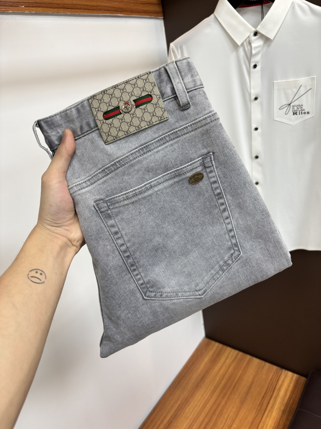 NO:925799,Gucci's latest spring and summer jeans of 2026 are stress-free when entering and leaving the store. Best-selling models in the counter. Taste and value are shared. Very comfortable to wear. Low-key yet luxurious. Very classy to wear. Needless to say the trousers style and cut. The upper body is exquisite and vivid. Real first-class top quality. Really palace-level casual pants, using Turkish cotton. The most famous denim is produced. The quality is outstanding. Heavy washing makes the pants very soft. Straight-leg version.  Don’t be picky. The upper body is absolutely stylish. CX25 is extremely luxurious!  Size 29-38,,jeans,19860909古奇 2026年春夏最新品牛仔裤出入专卖店无压力 专柜热销款 品味与价值共享 身穿着非常舒适 低调不失奢华 穿出去非常有档次,裤型款式和裁剪亦无需多言 上身精致跃然.真正一等一顶级质料 真正殿堂级的休闲裤,选用土耳其的棉花 生产出最有名的单宁布 品质卓然 经过重水洗使得裤子很柔软 直脚的版型 不挑人 上身绝对的有型 CX25 极度奢华！尺码29-38,,jeans,,Men's clothing
