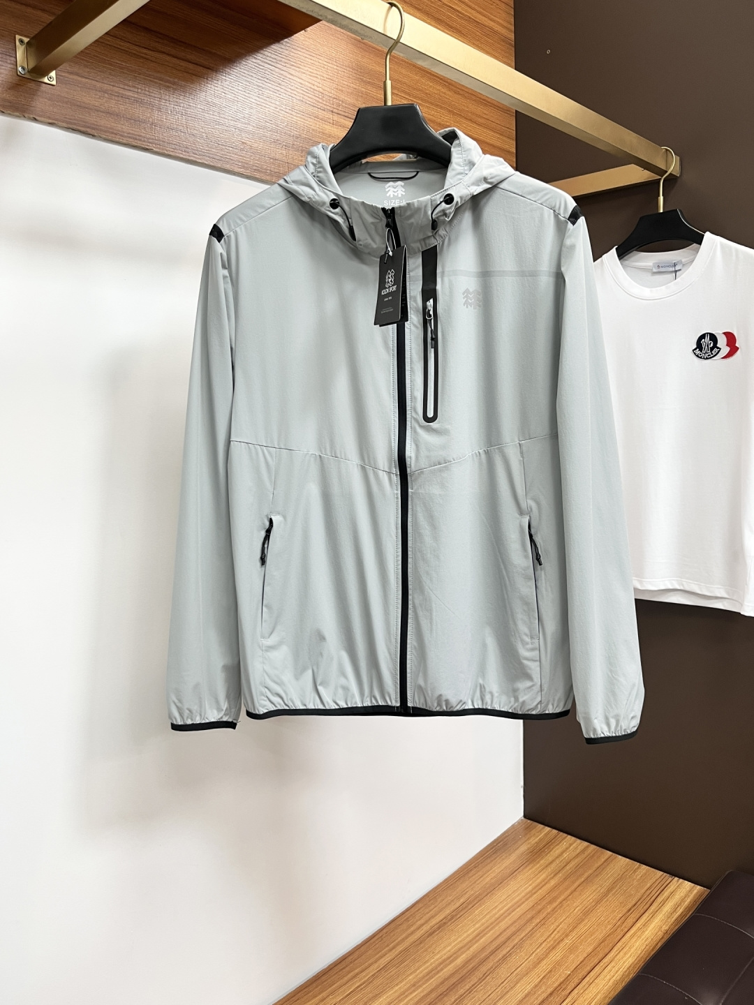 NO:829986,Kolon SPF U+ Men's and Women's Lightweight Hooded Sports Jacket Sun Protection Clothes Men's and Women's Lightweight Sports Jacket Sun Protection Clothing A multi-functional jacket, it can be an ordinary jacket for daily casual wear, or a sun protection tool in hot summer! It can also be a windbreaker when the evening breeze is slightly cool! The material is made of functional UV-resistant nylon material! The upper body is light and comfortable, breathable and comfortable, with a U+ sun protection index, a UV blocking rate higher than 95%, and mild protection against splashing water in daily life!  High-tech Active sports tailoring, ready-made clothing is flexible and comfortable, and the wearing version is more suitable for the body shape, making it easy to wear and match during daily leisure sports! The hooded design is equipped with adjustable elastic bands and breathable mesh splicing design, AL can be worn flexibly and with various styles! Classic logo design highlights the brand charm! Standard sun protection and UV protection function meet the protection of the body and skin during outdoor activities. UVCOOL cooling technology is specially created for the season to provide more, better and more comfortable wearing experience! Size  M-4XL,,jackets & coats,jackets & coats,hats,19860909可隆 防晒指数U+男女款连帽运动外套轻薄夹克防晒衣男女款轻薄款运动外套防晒服 一款多功能外套,可以是日常休闲穿搭一件普通外套,也可以炎炎夏日的防晒利器!也可以是晚风微凉时的一件风衣!料采用功能性防紫外线的锦纶材料! 上身效果轻薄无感,透气舒适,防晒指数U+,紫外线阻隔率高于95％.并且轻度防生活泼水! 高科技Active运动裁剪,成衣灵活舒适,穿着版型更契合身型,方便日常休闲运动时穿着搭配!连帽设计搭配可调节松紧带,加上透气网眼拼接设计,AL可灵活自如穿着,造型多样! 经典logo设计,彰显品牌魅力! 标准防晒防紫外线功能满足户外活动对于身体和皮肤的保护 UVCOOL凉感科技加持为季节特别打造只为提供更多更好更舒适的穿着体验感! 尺码 M-4XL,,jackets & coats,jackets & coats,hats,,Men's clothing
