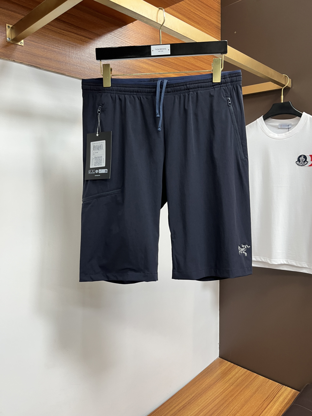 NO:774272,Arc'teryx 2026 spring and summer new style, the latest casual shorts. The original trousers have a casual and versatile upper body, casual and lazy style, advanced customized imported quick-drying fabrics, customized craftsmanship and overwhelming comfort. High-end atmosphere, whether you have the taste of summer, your first choice. M-XXL, arc'teryx, shorts,19860909始祖鸟 2026春夏季新款,最新休闲短裤.原版裤型上身休闲百搭、随性慵懒范,高级定制进口速干面料,订制工艺 舒适感爆棚.高端大气,夏天的味道有没有,首选 .M-XXL,arc'teryx,shorts,,Men's clothing